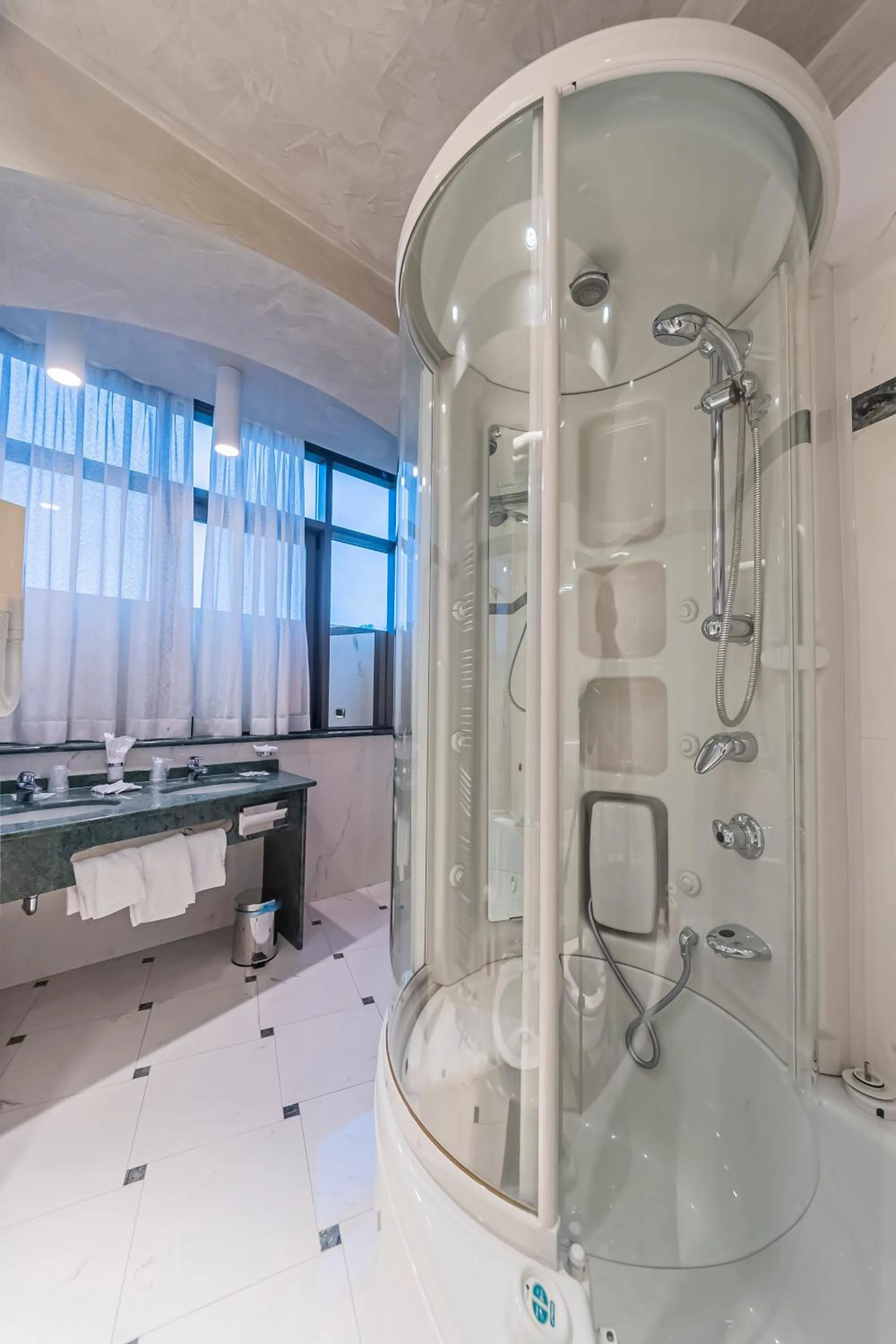 Shower in Dado Hotel International