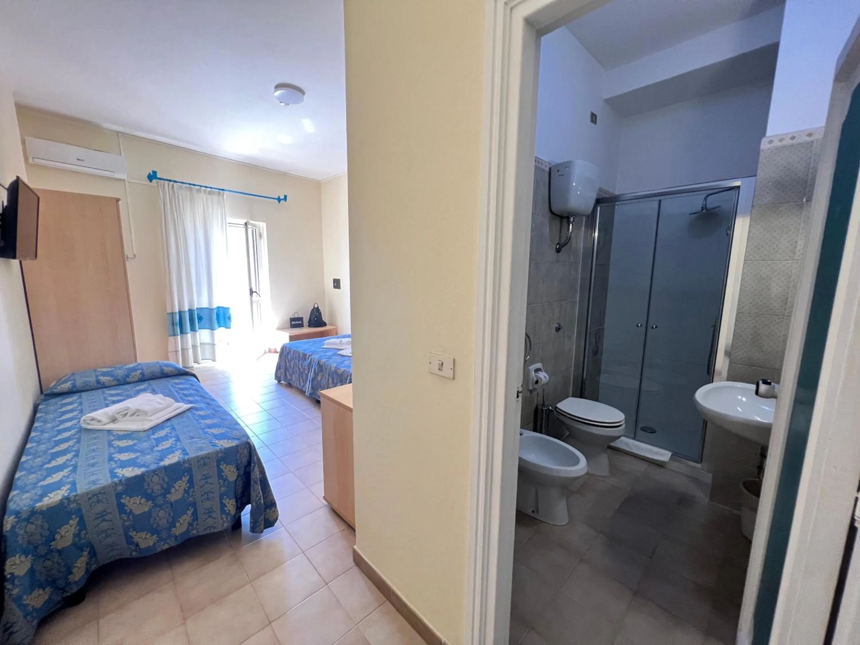 Bathroom, Bed in Hotel Riviera