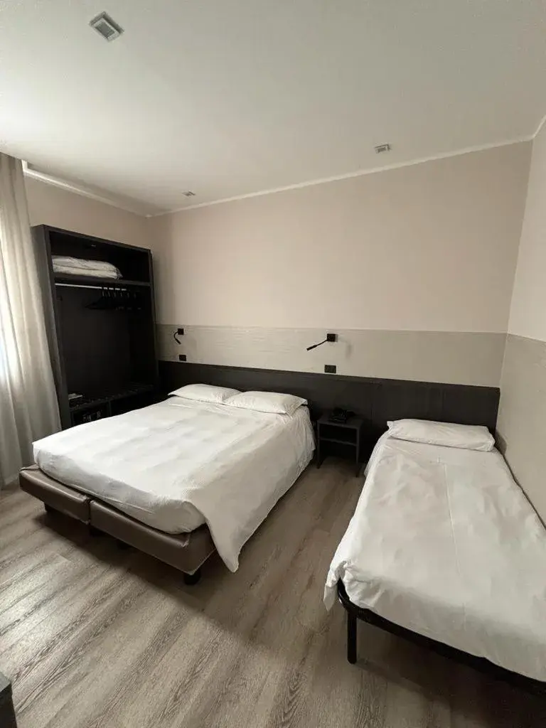 Triple Room in Hotel Plaza Triple Room in Hotel Plaza