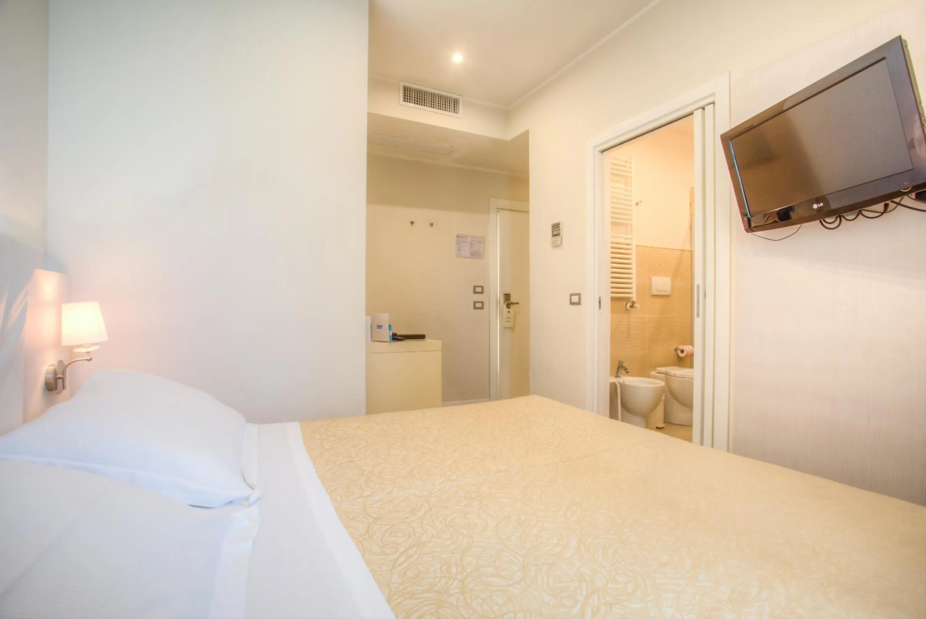 Bedroom, Bed in Ferretti Beach Hotel