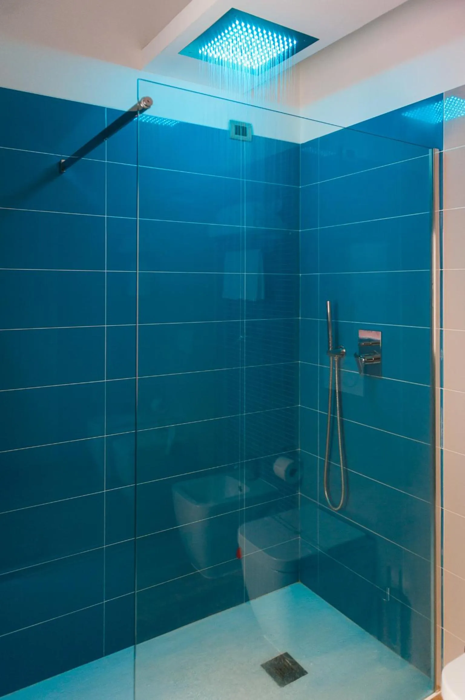 Shower in Trevi 41 Hotel