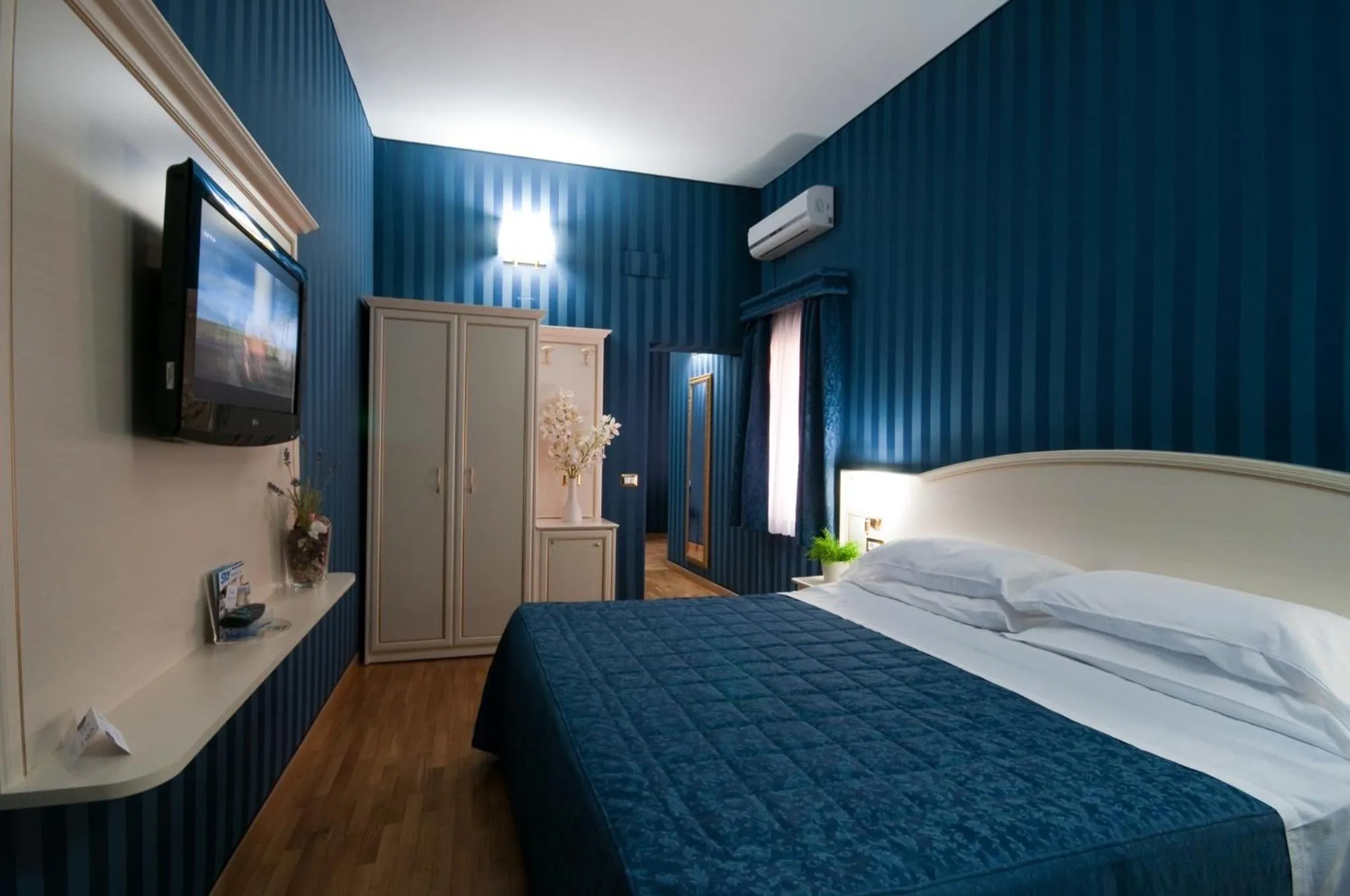 Photo of the whole room, Bed in Trevi 41 Hotel