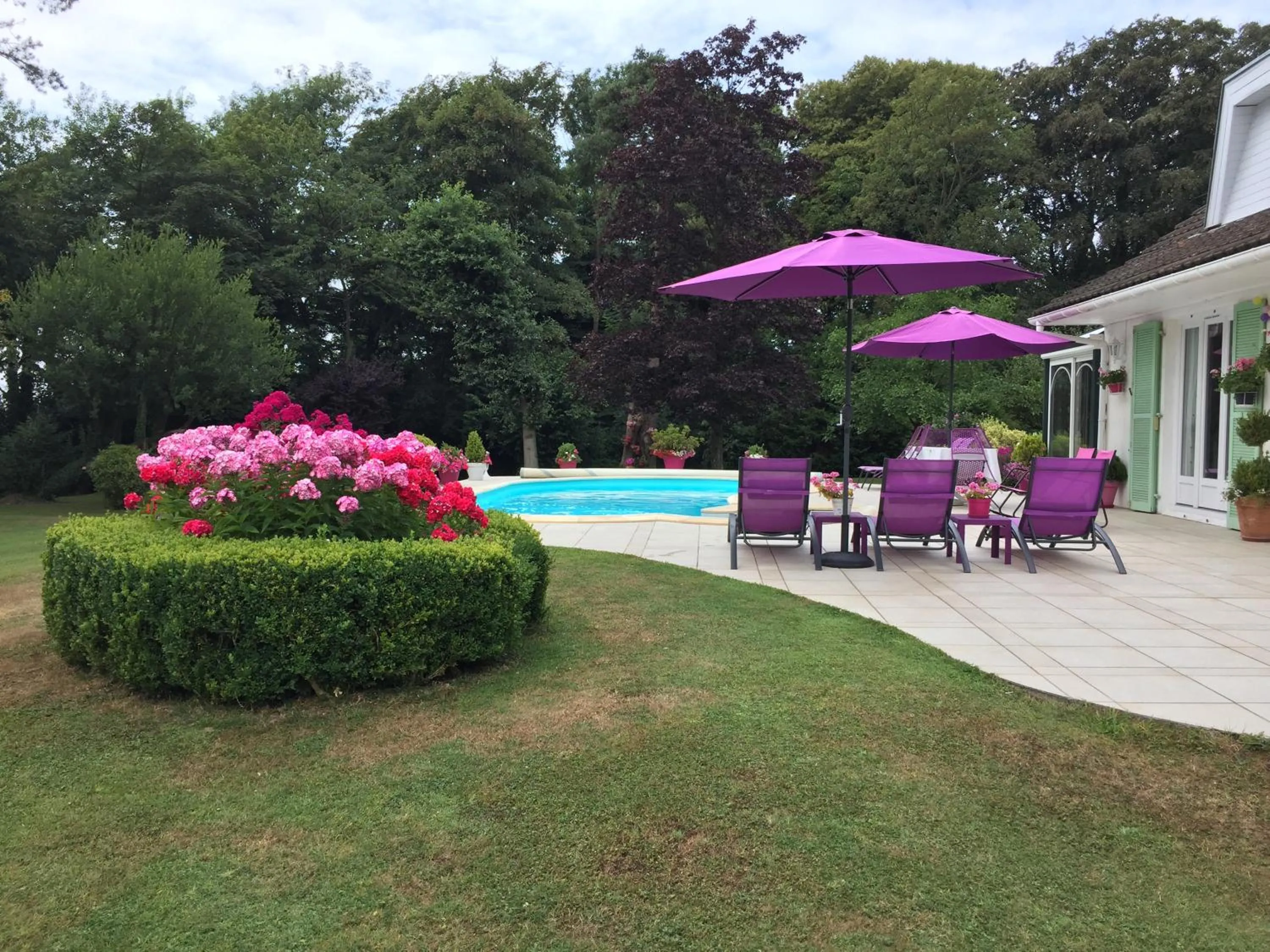 Pool view in Le Point du Jour