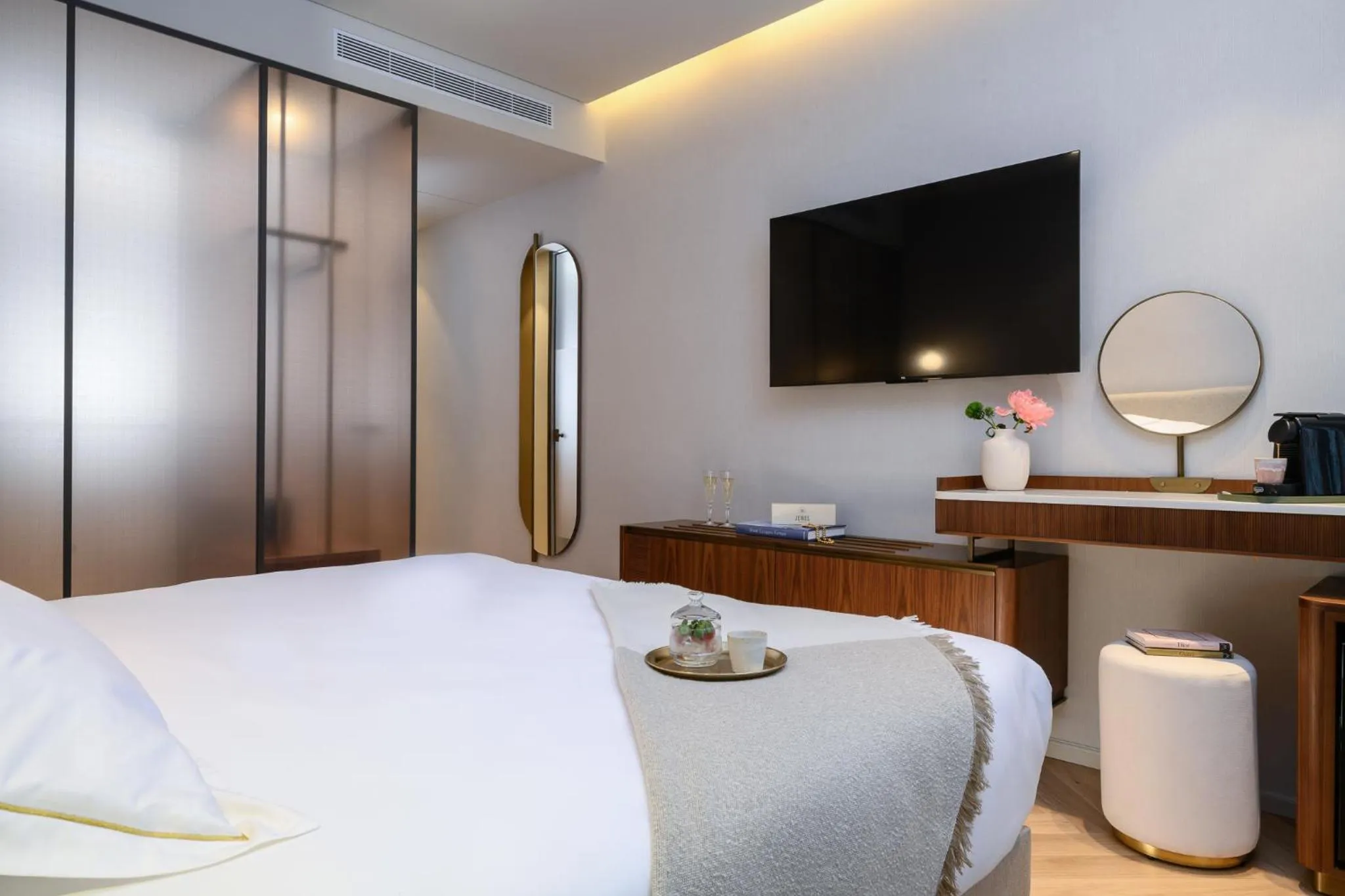 Bedroom, Bed in Jewel TLV Hotel