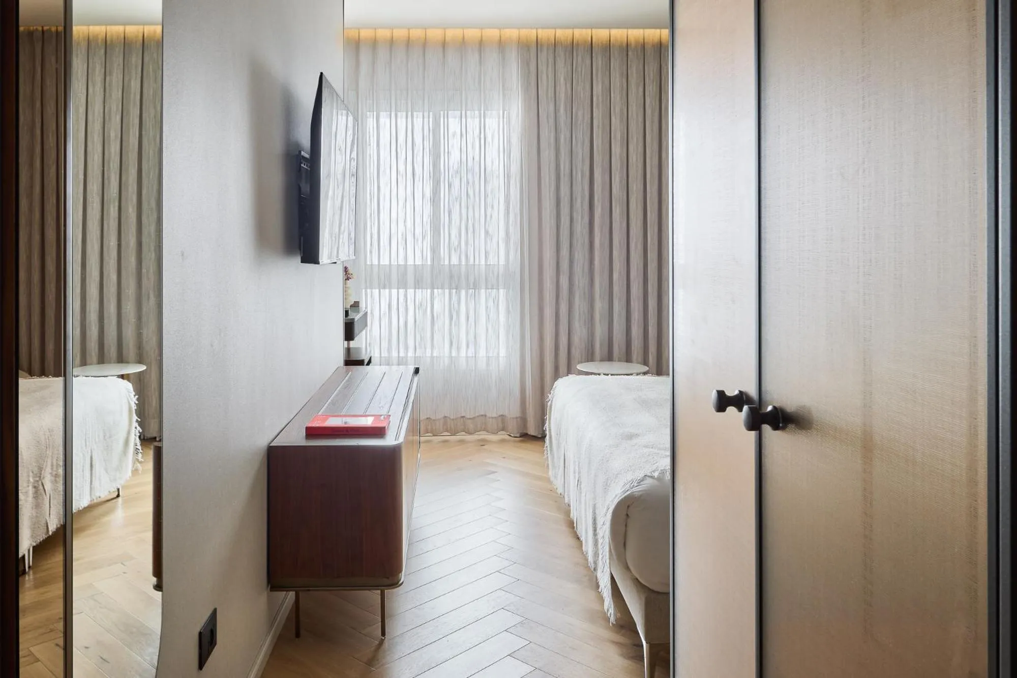 Photo of the whole room, Bed in Jewel TLV Hotel