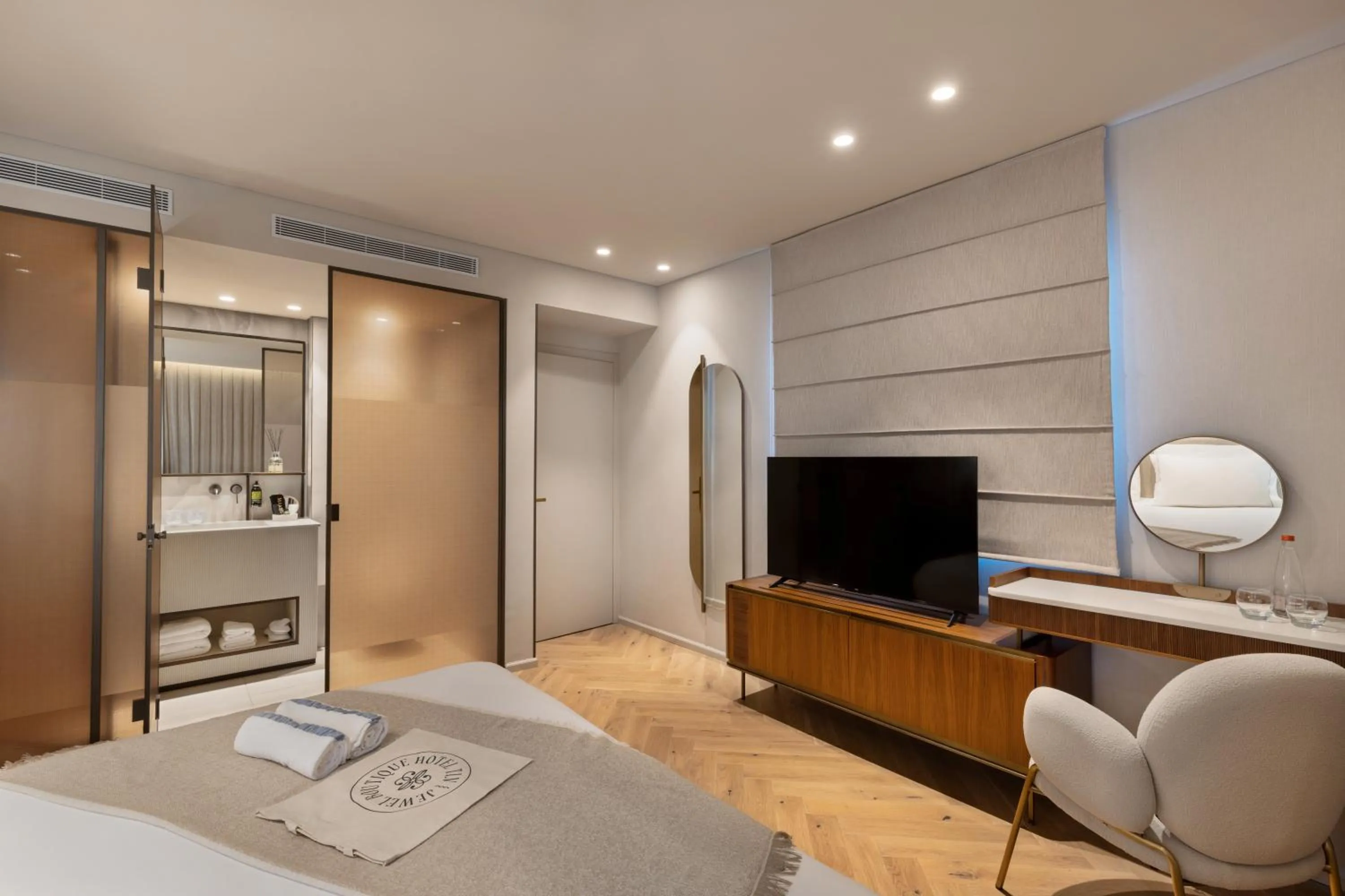 Bedroom, Bed in Jewel TLV Hotel