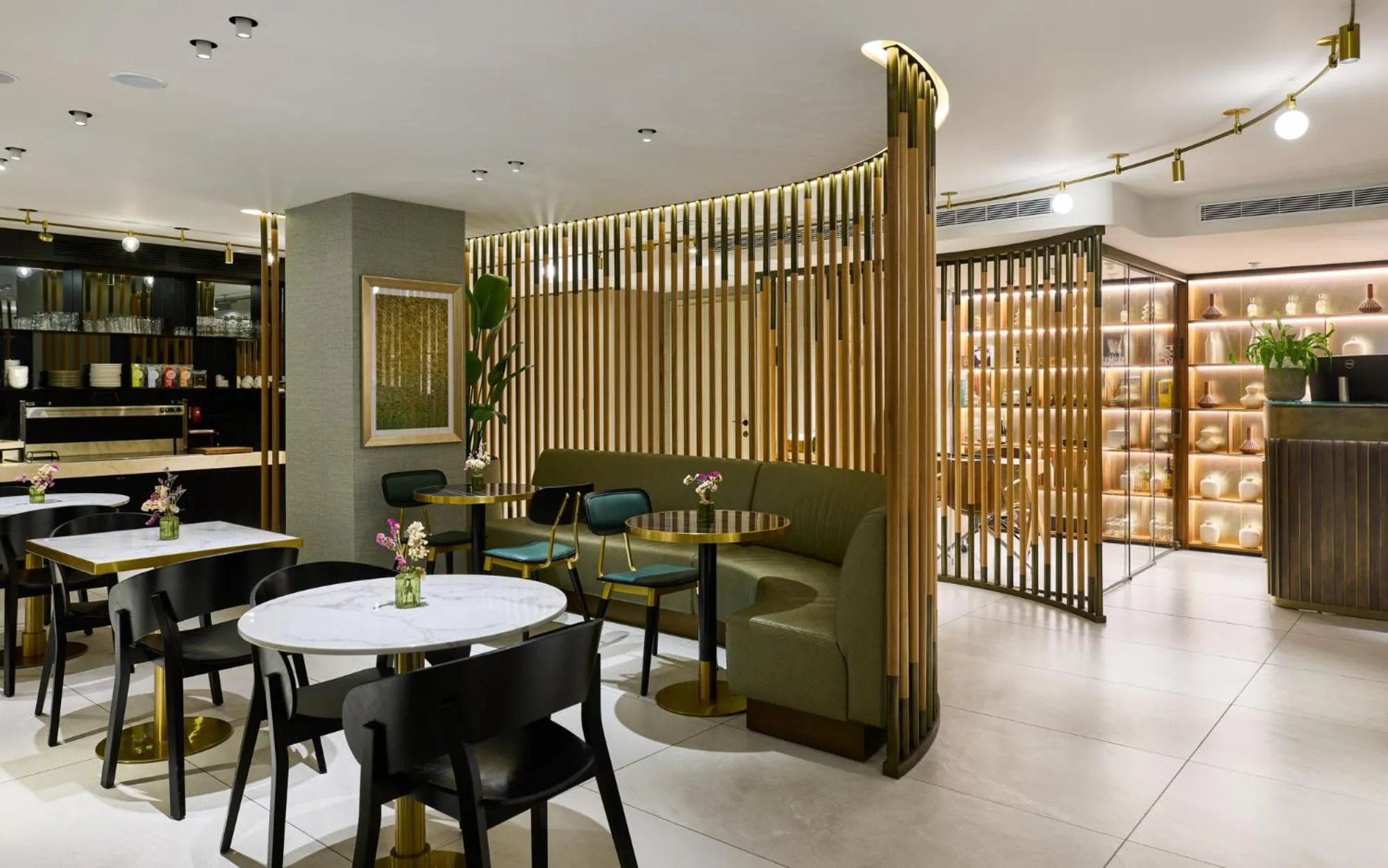 Restaurant/places to eat in Jewel TLV Hotel