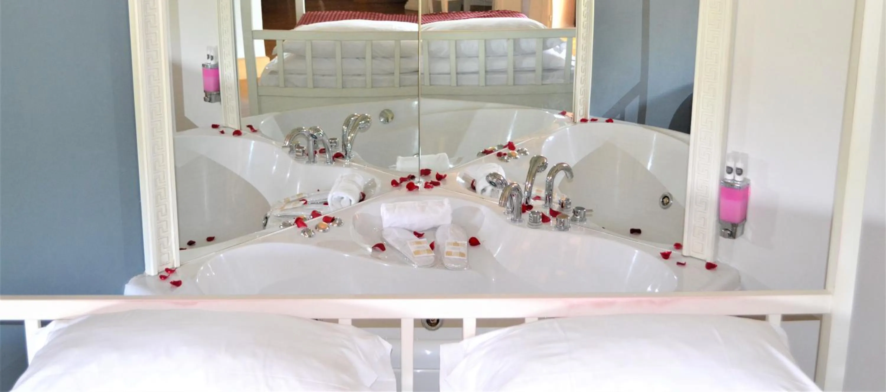 Hot Tub, Bed in Hotel Fiera Di Brescia