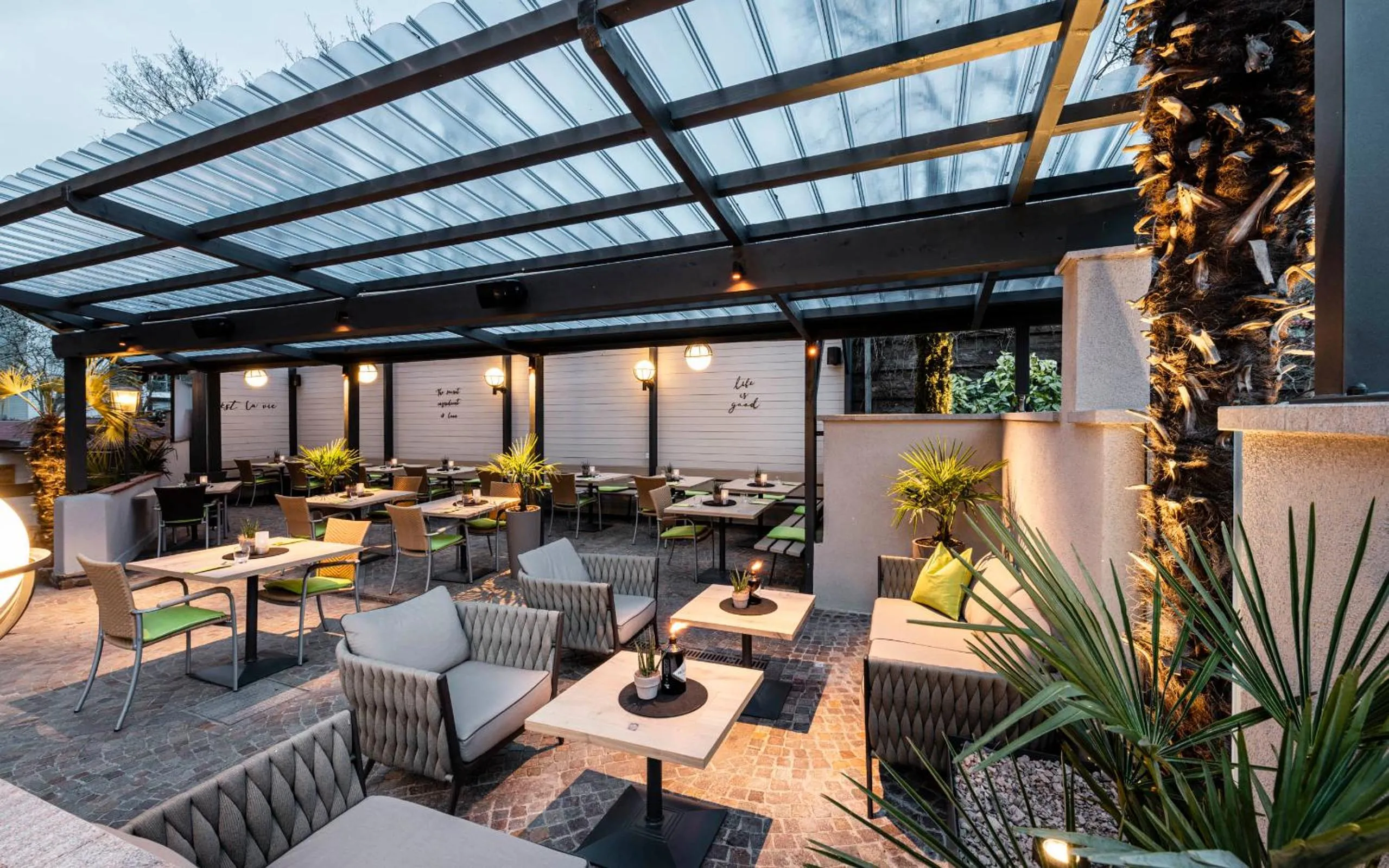 Restaurant/places to eat in Hotel Clara