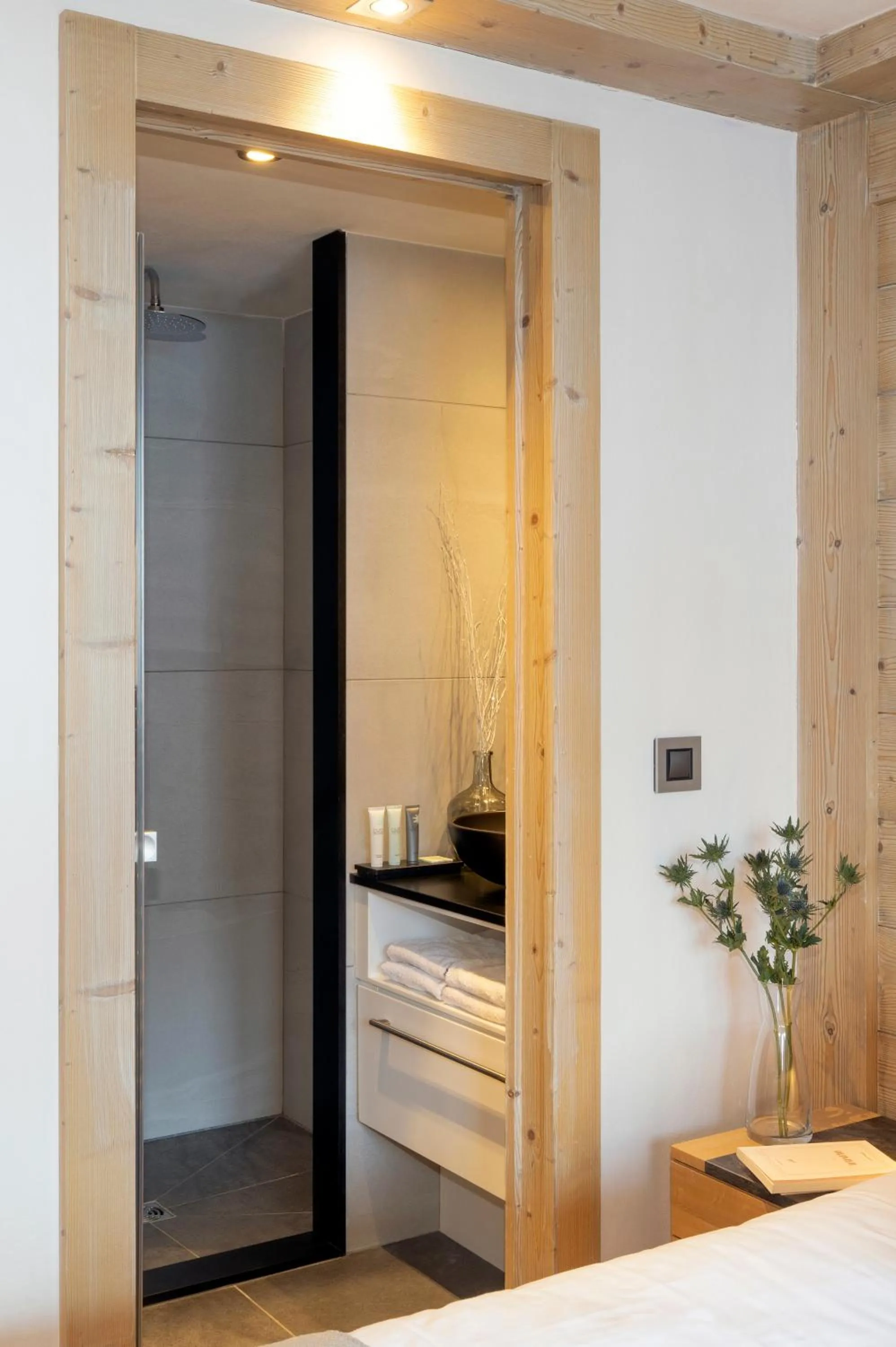 Shower, Bed in MGM Hôtels & Résidences - Résidence Le Roc Des Tours