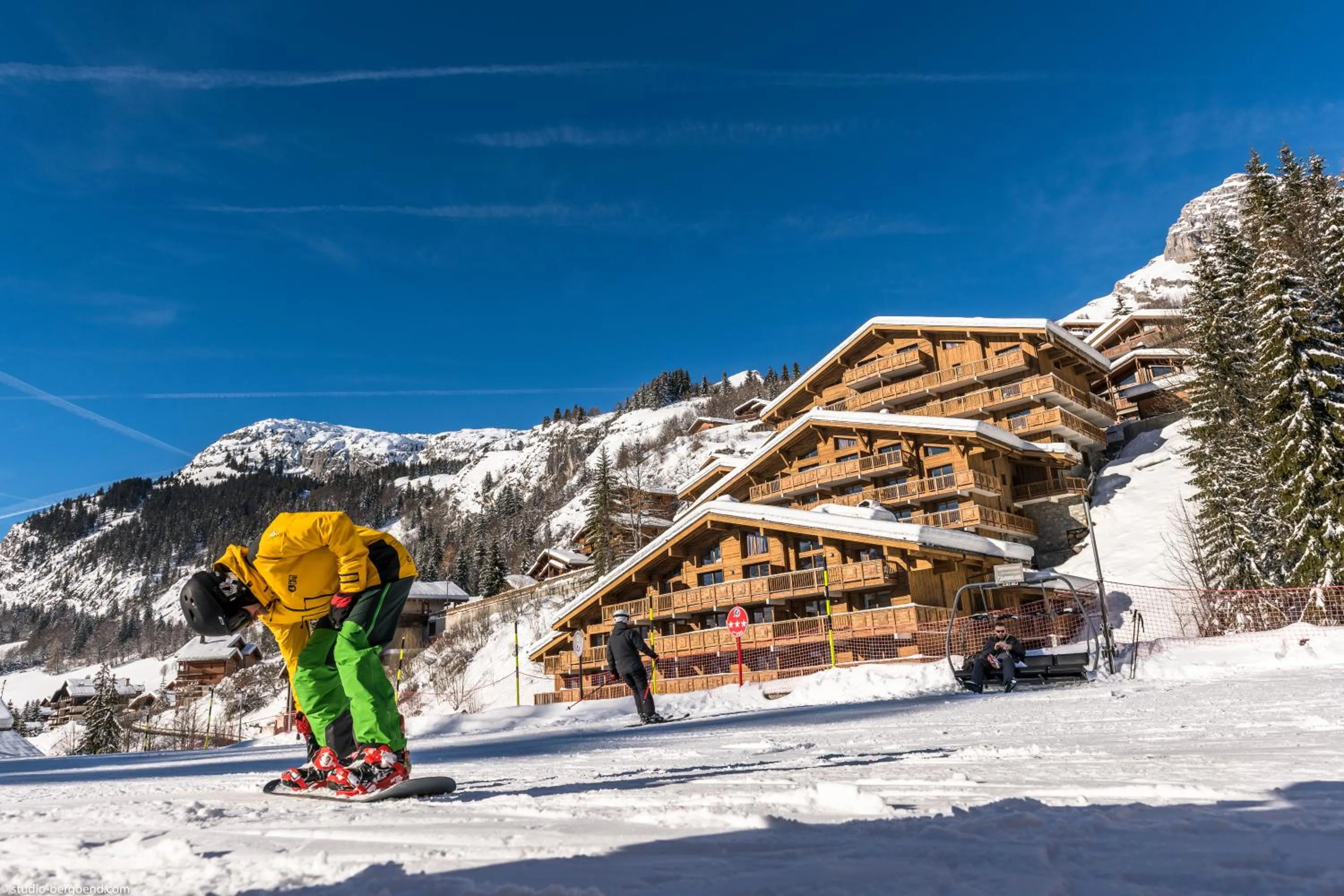 Property building in MGM Hôtels & Résidences - Résidence Le Roc Des Tours