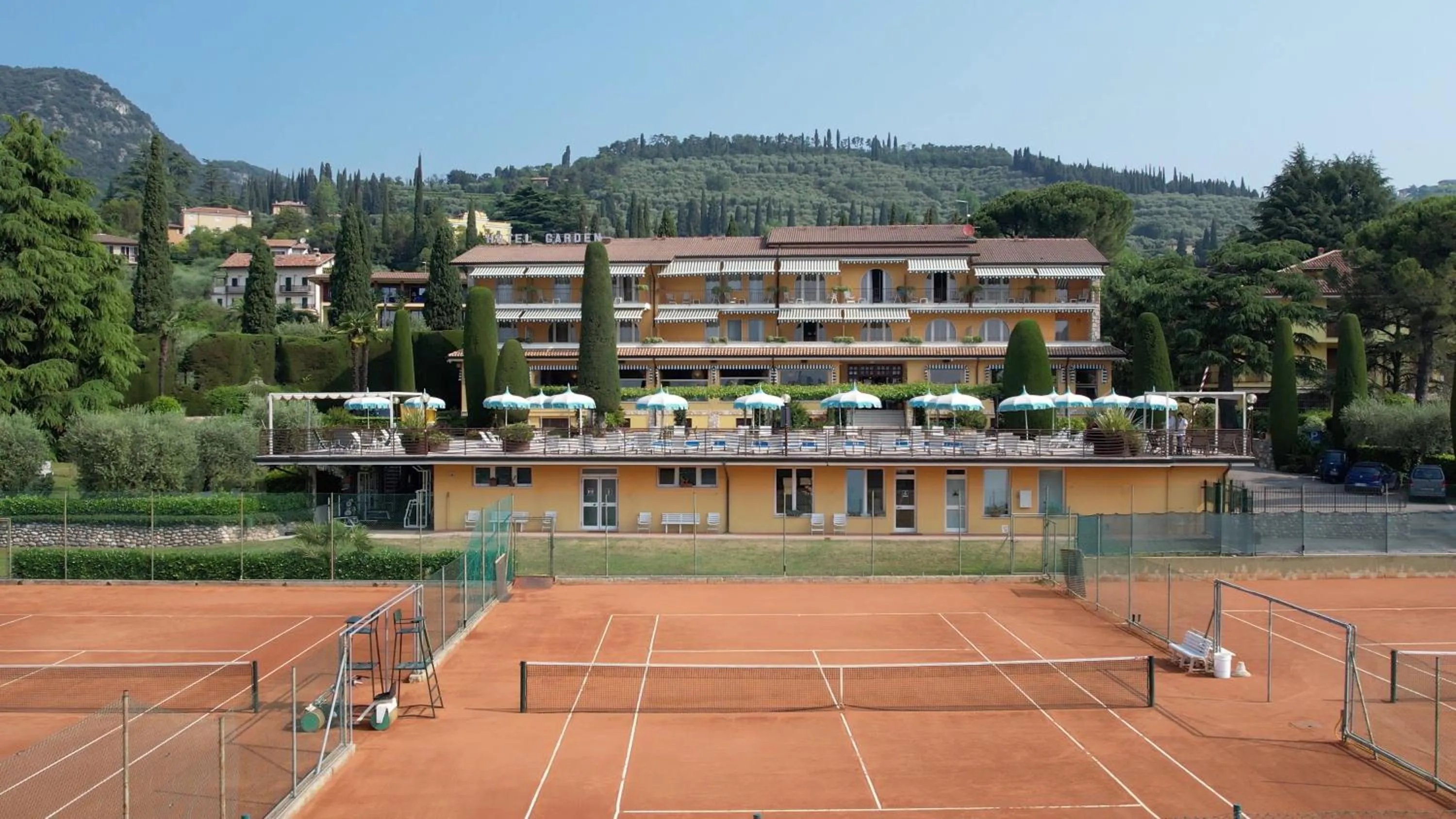 Tennis court in Hotel Garden