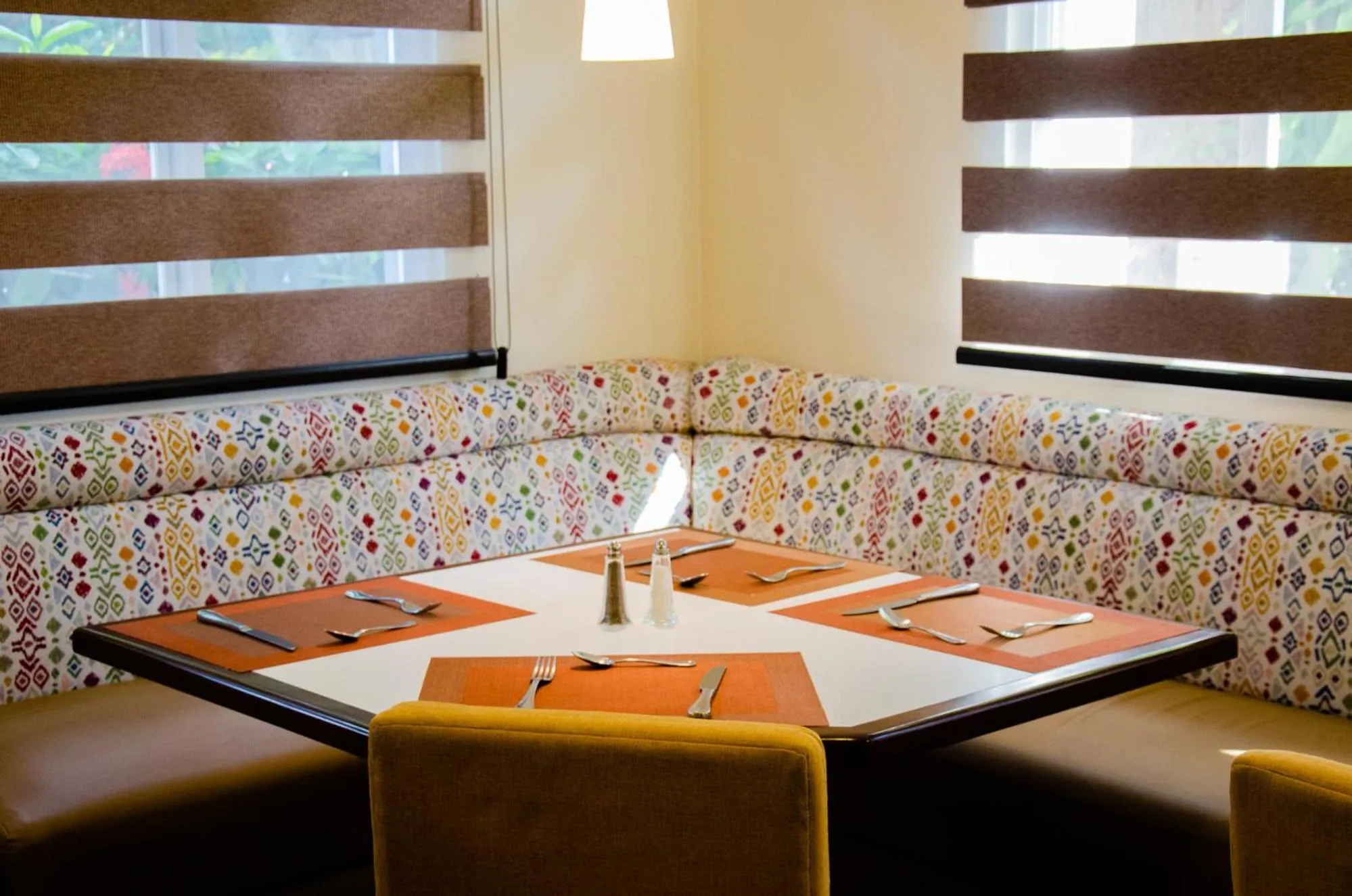 Restaurant/places to eat in Hotel Gardenia Inn