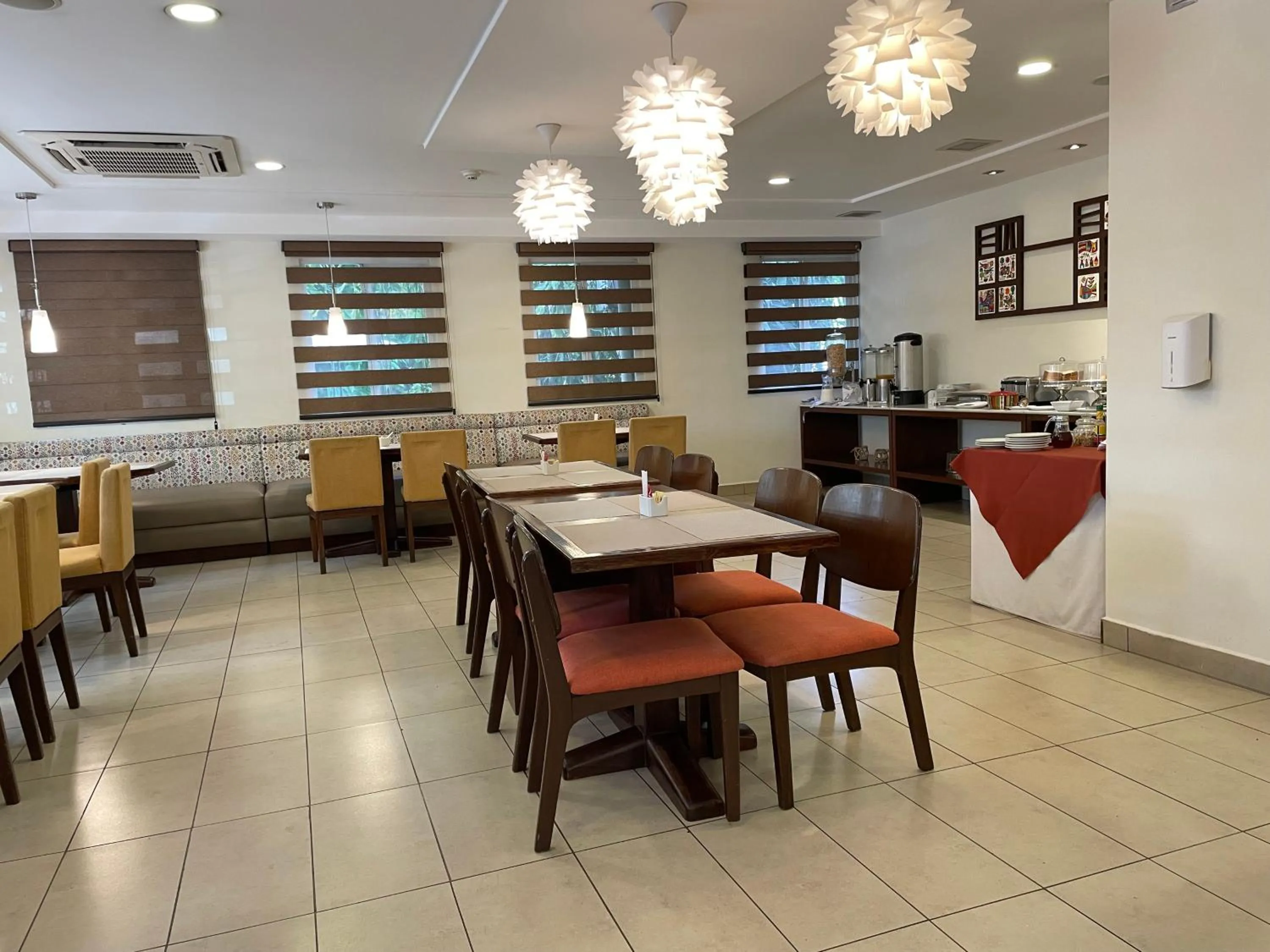 Restaurant/places to eat in Hotel Gardenia Inn
