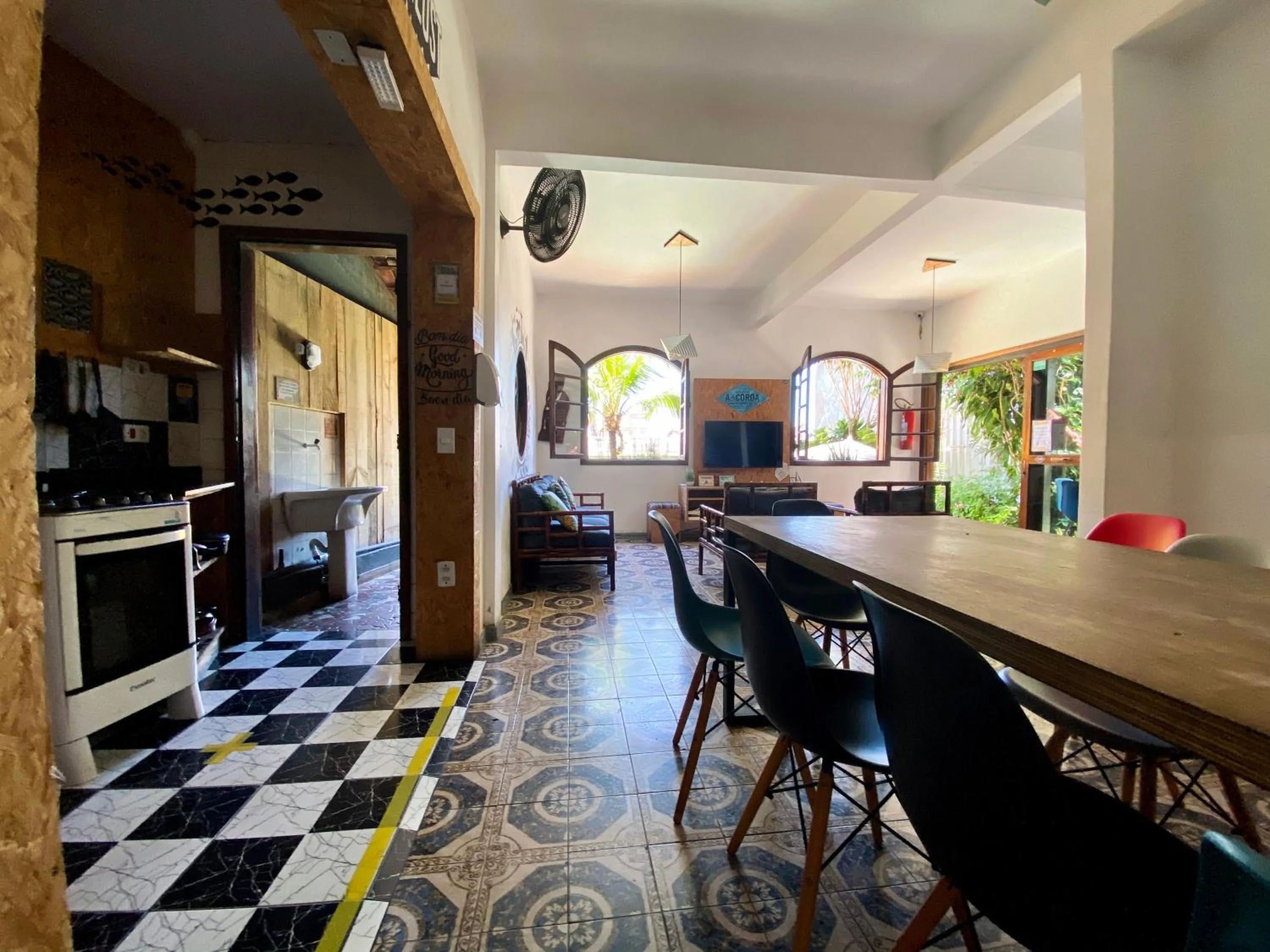 Communal lounge/ TV room in A Coroa Hostel & Pousada