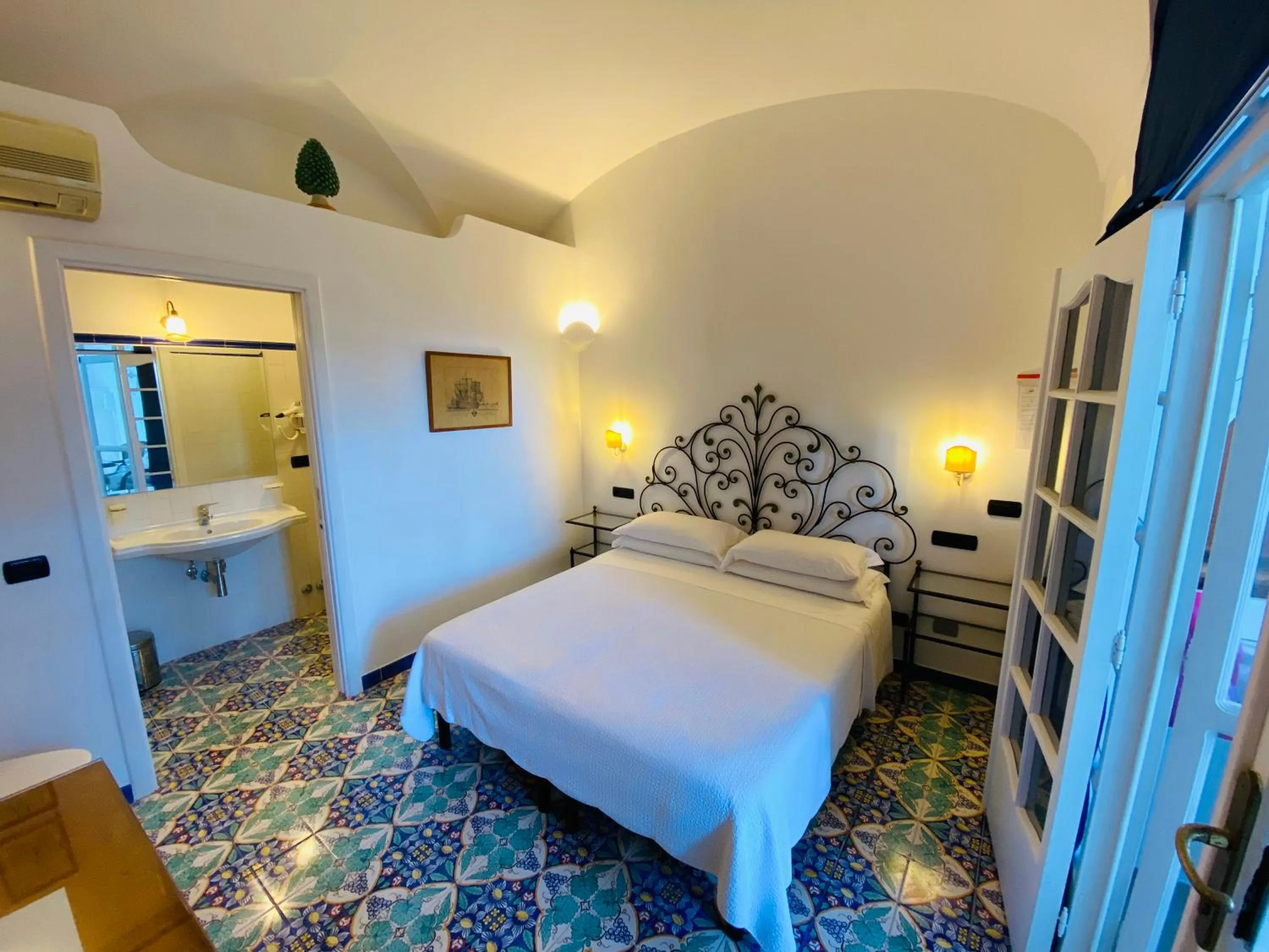 Bathroom, Bed in La Caravella di Positano - Relais, Beach & Residences
