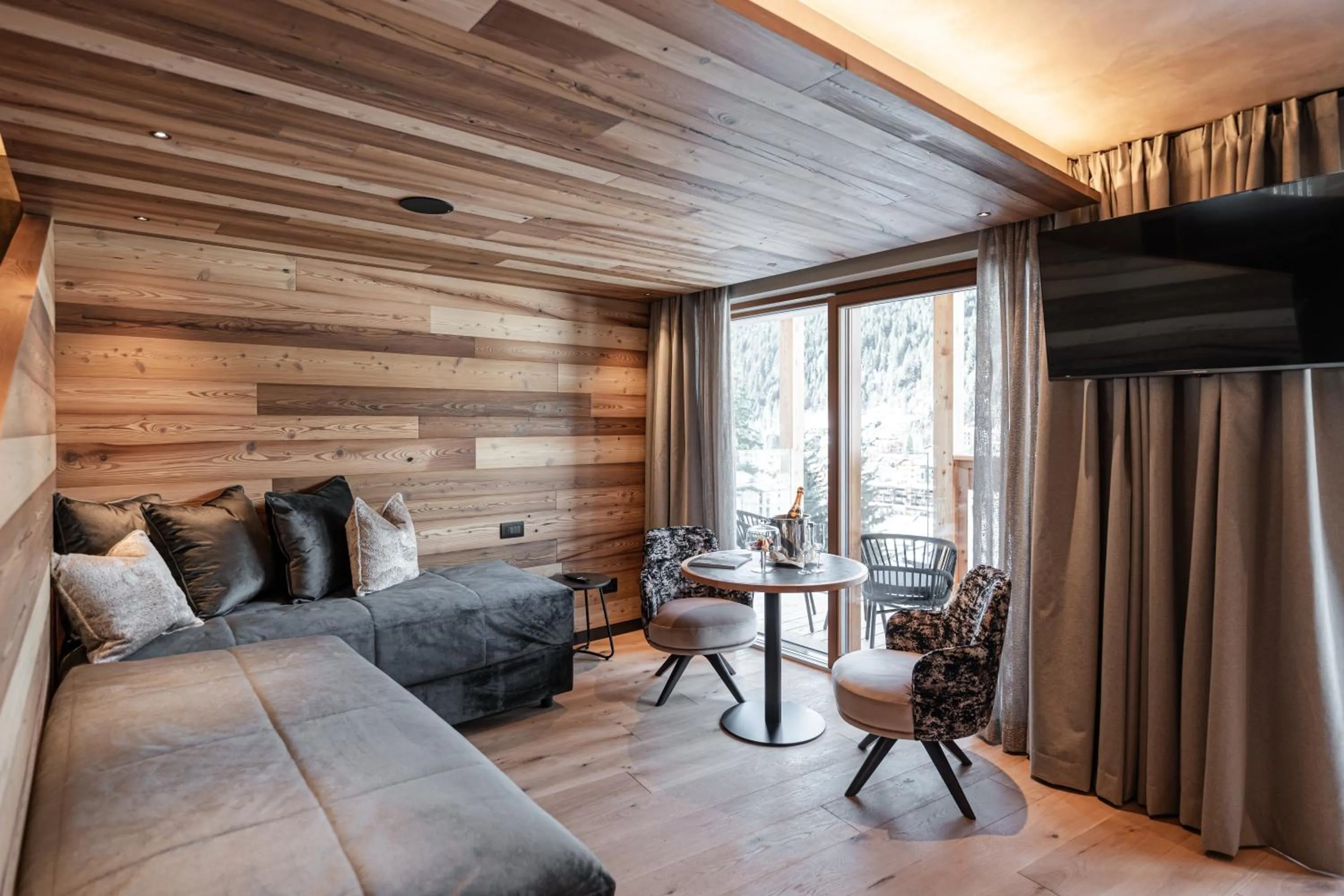 Living room, Bed in Cerana Relax Hotel