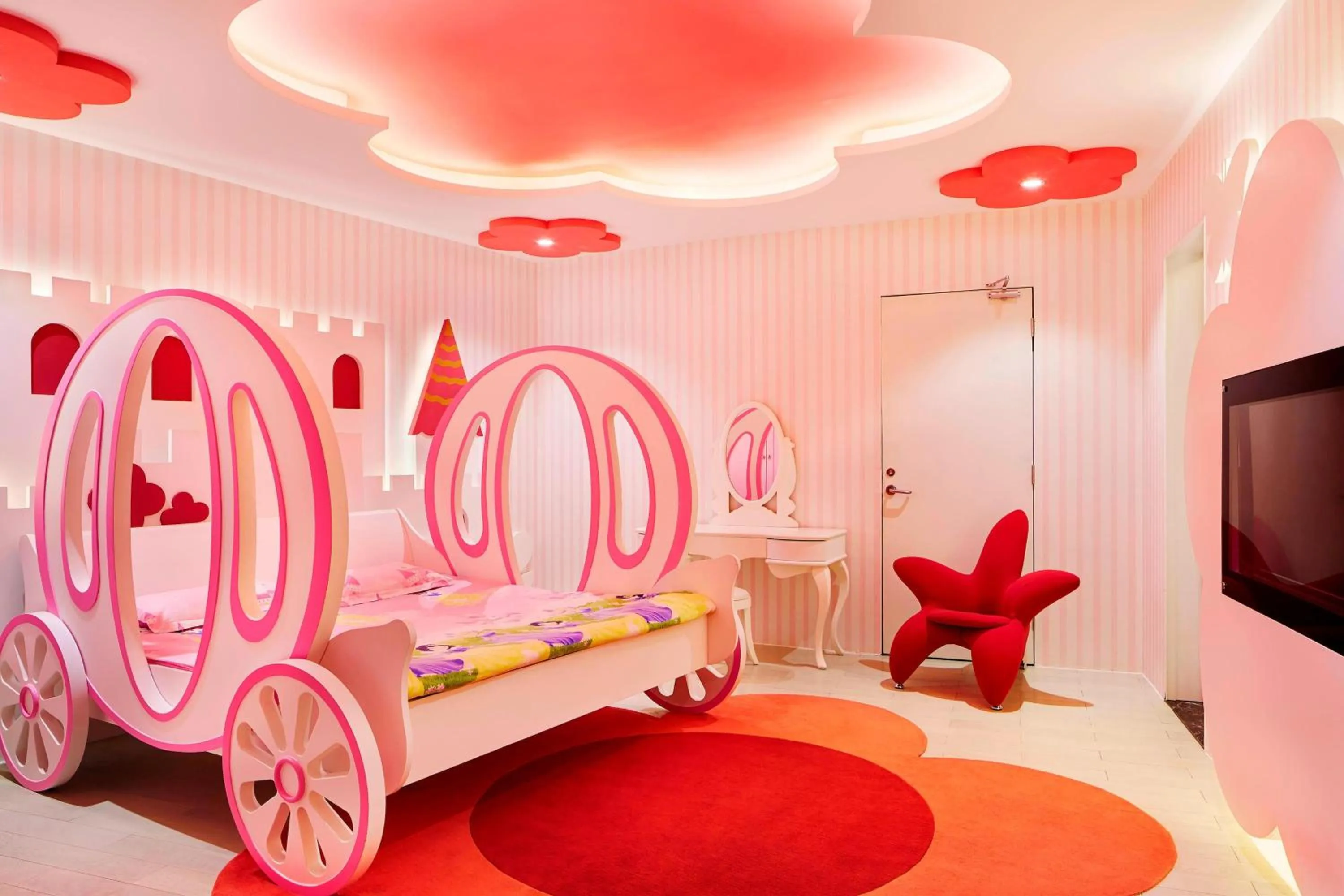 Photo of the whole room, Bed in Four Points by Sheraton Heyuan Resort