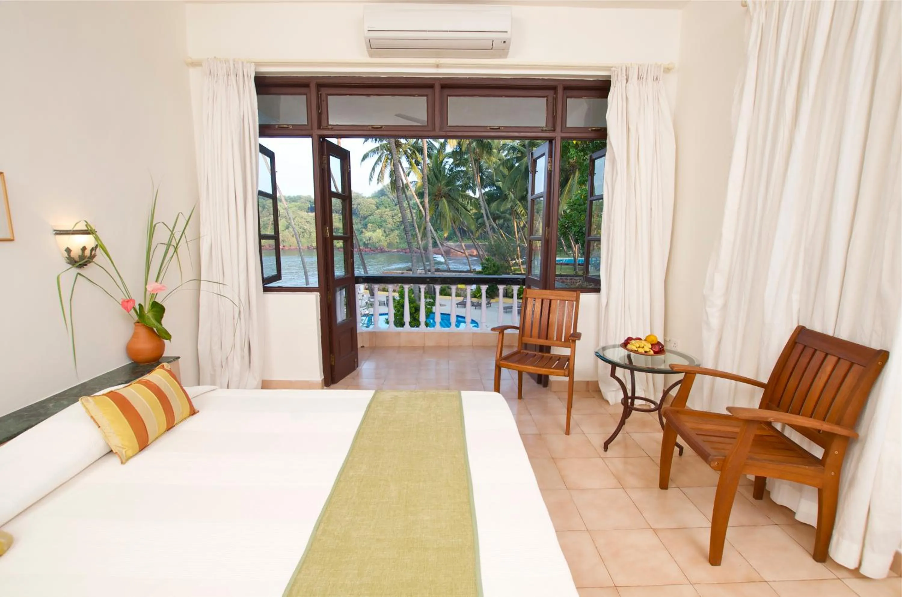 Pool view, Bed in O Pescador an Indy Resort