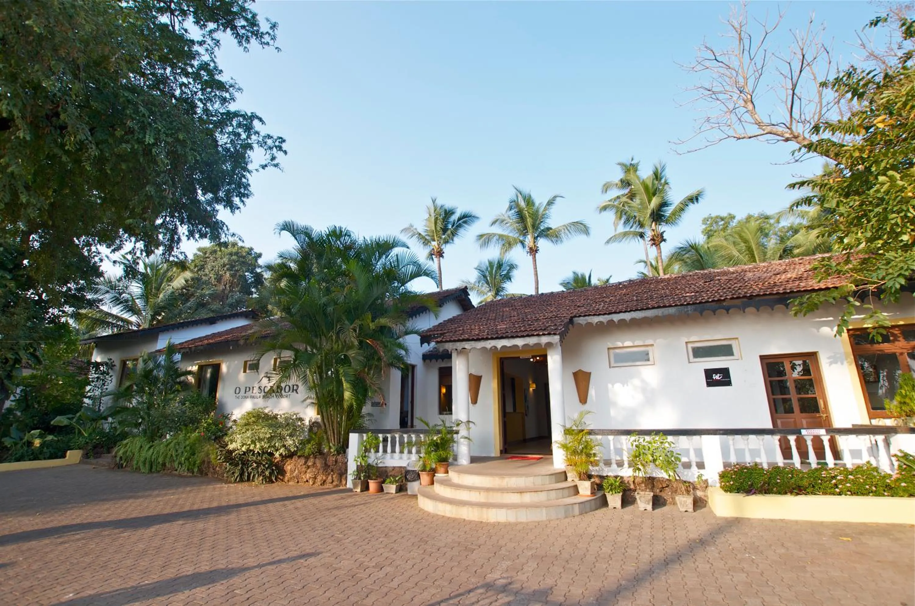 Facade/entrance in O Pescador an Indy Resort