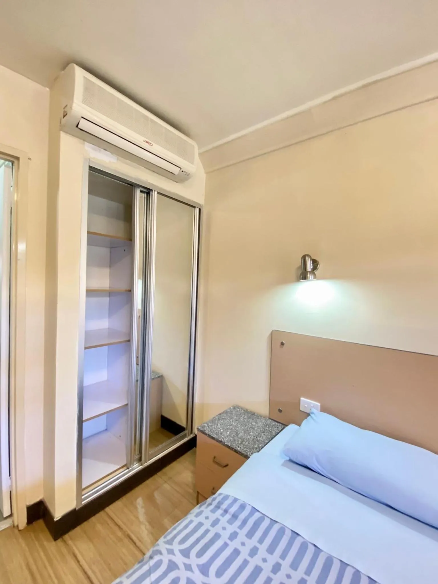 air conditioner, Bed in Econo Lodge Karratha