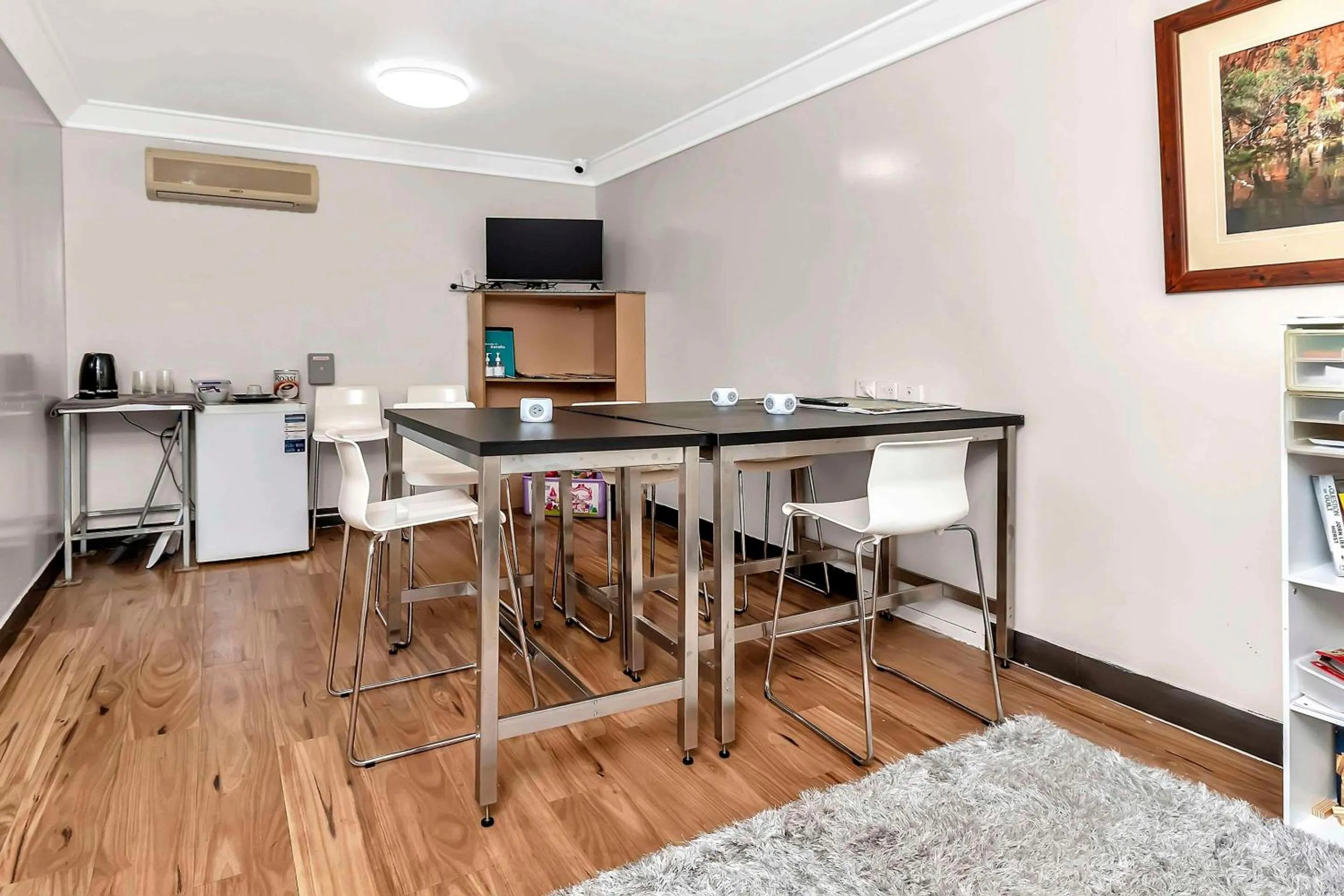 Communal lounge/ TV room in Econo Lodge Karratha