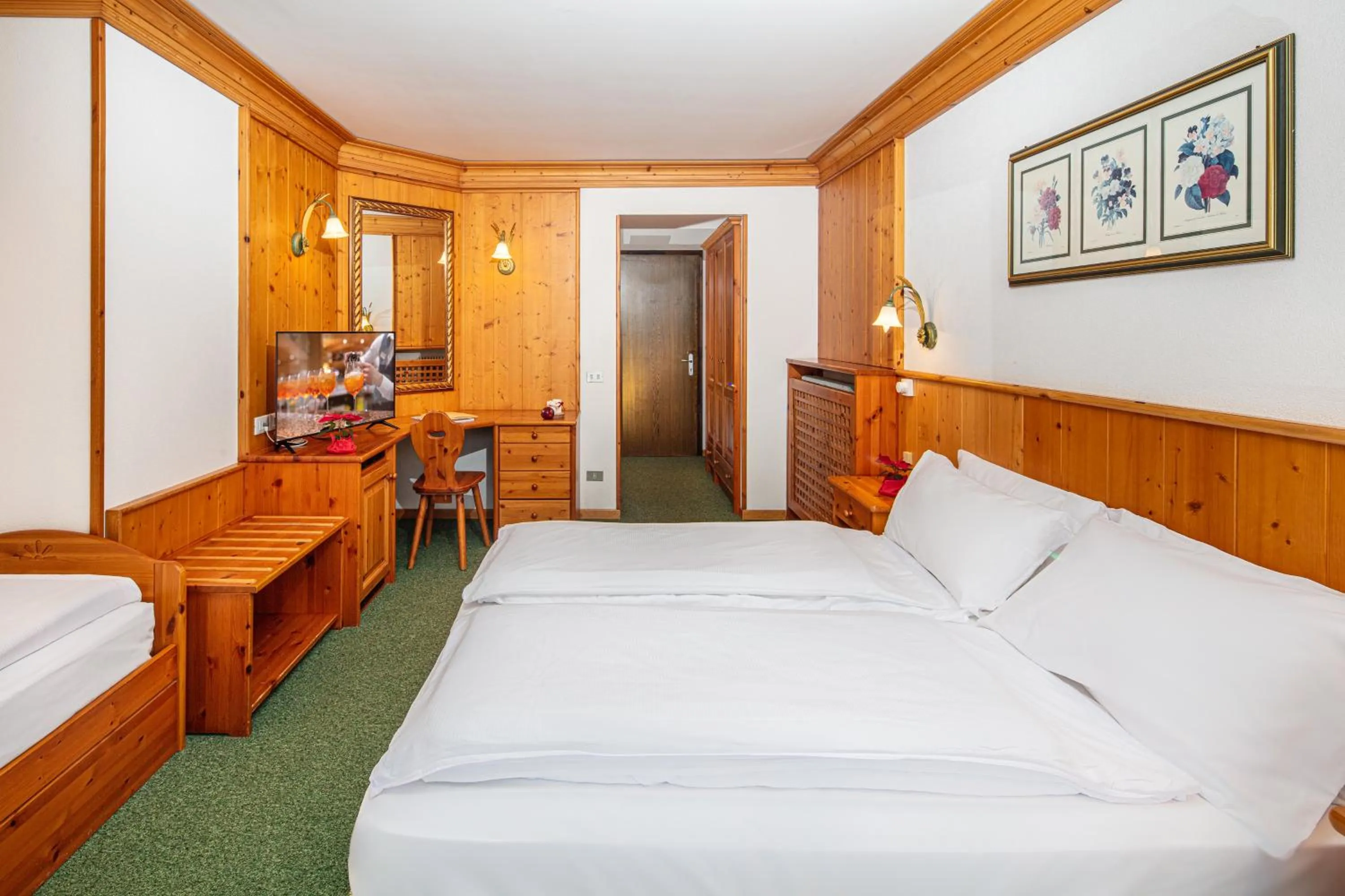Property building, Bed in Hotel Nigritella