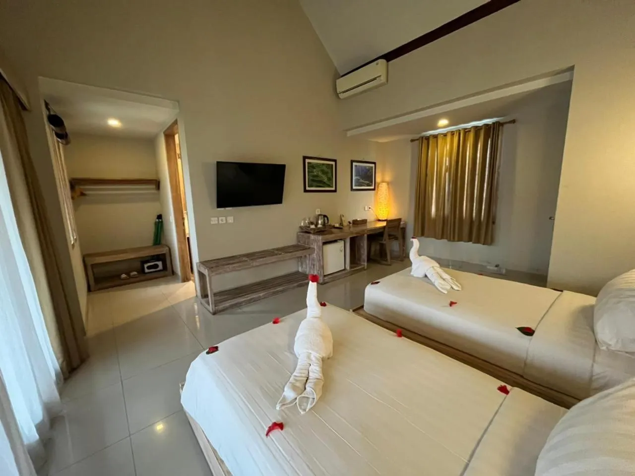 Communal lounge/ TV room, Bed in Tetirah Boutique Hotel