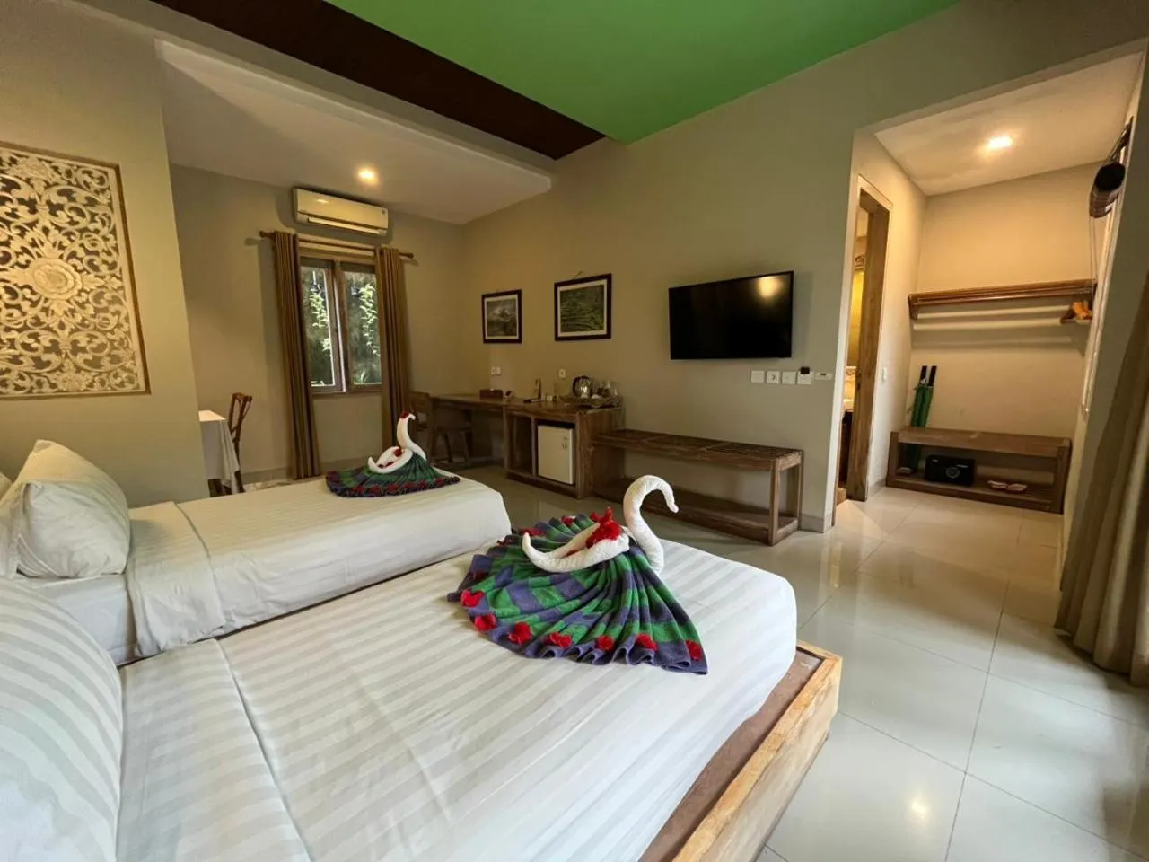 Communal lounge/ TV room, Bed in Tetirah Boutique Hotel