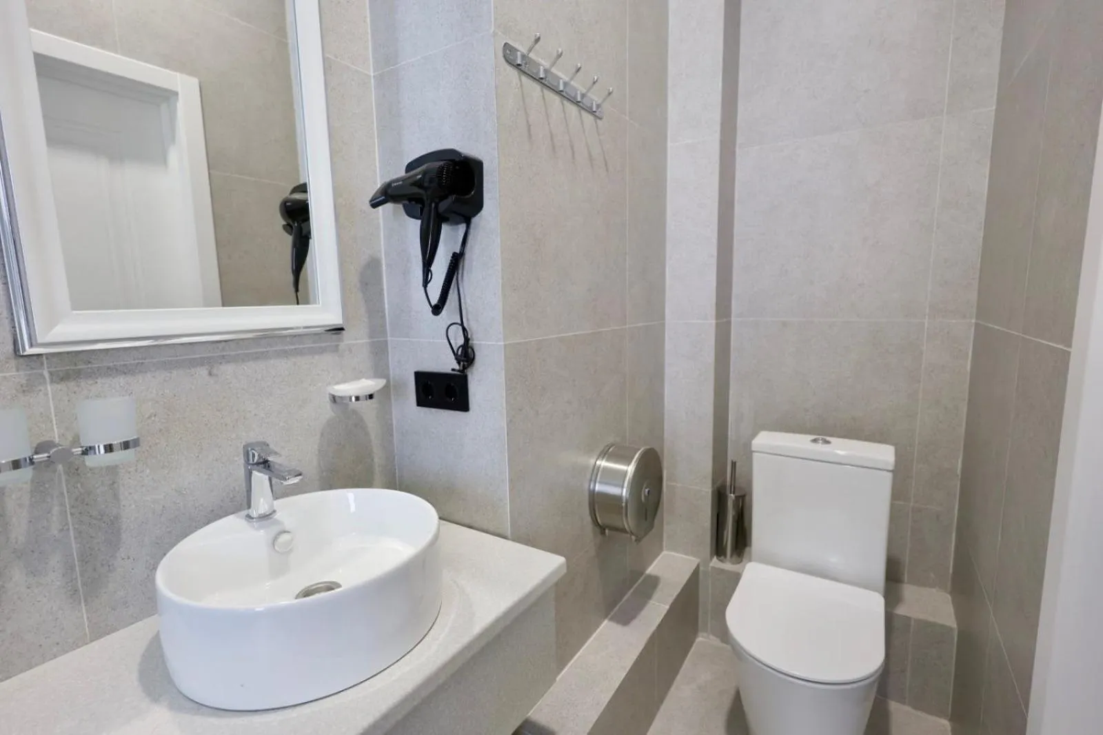 Shower in HANNAH INN - ex HELLO INN