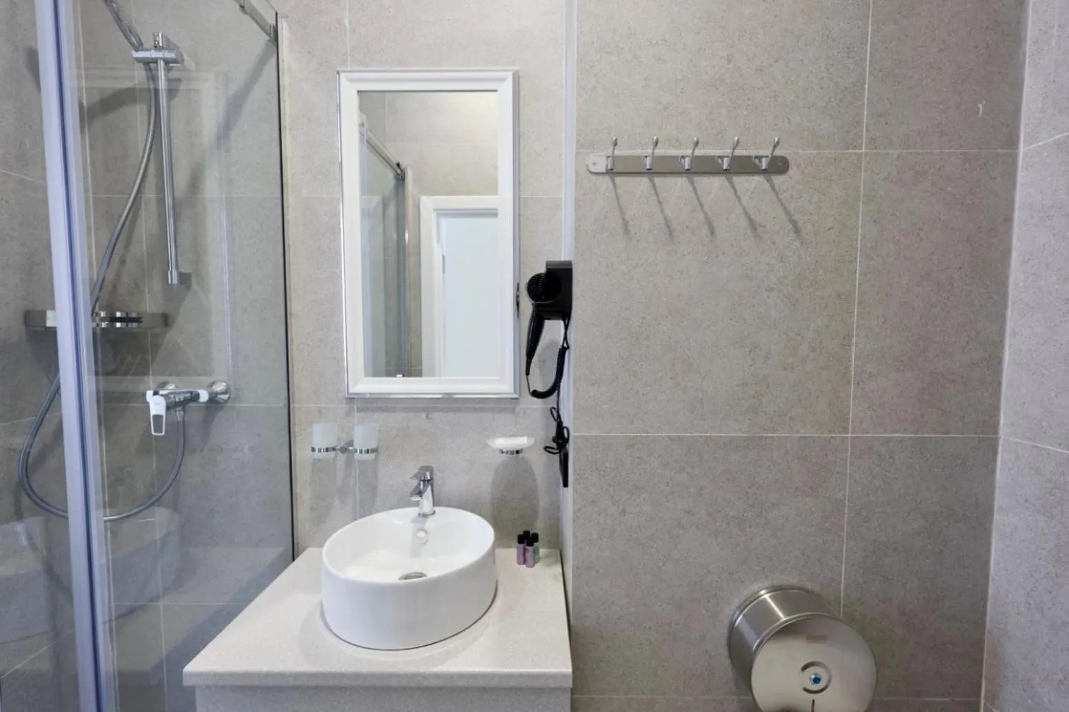 Shower in HANNAH INN - ex HELLO INN