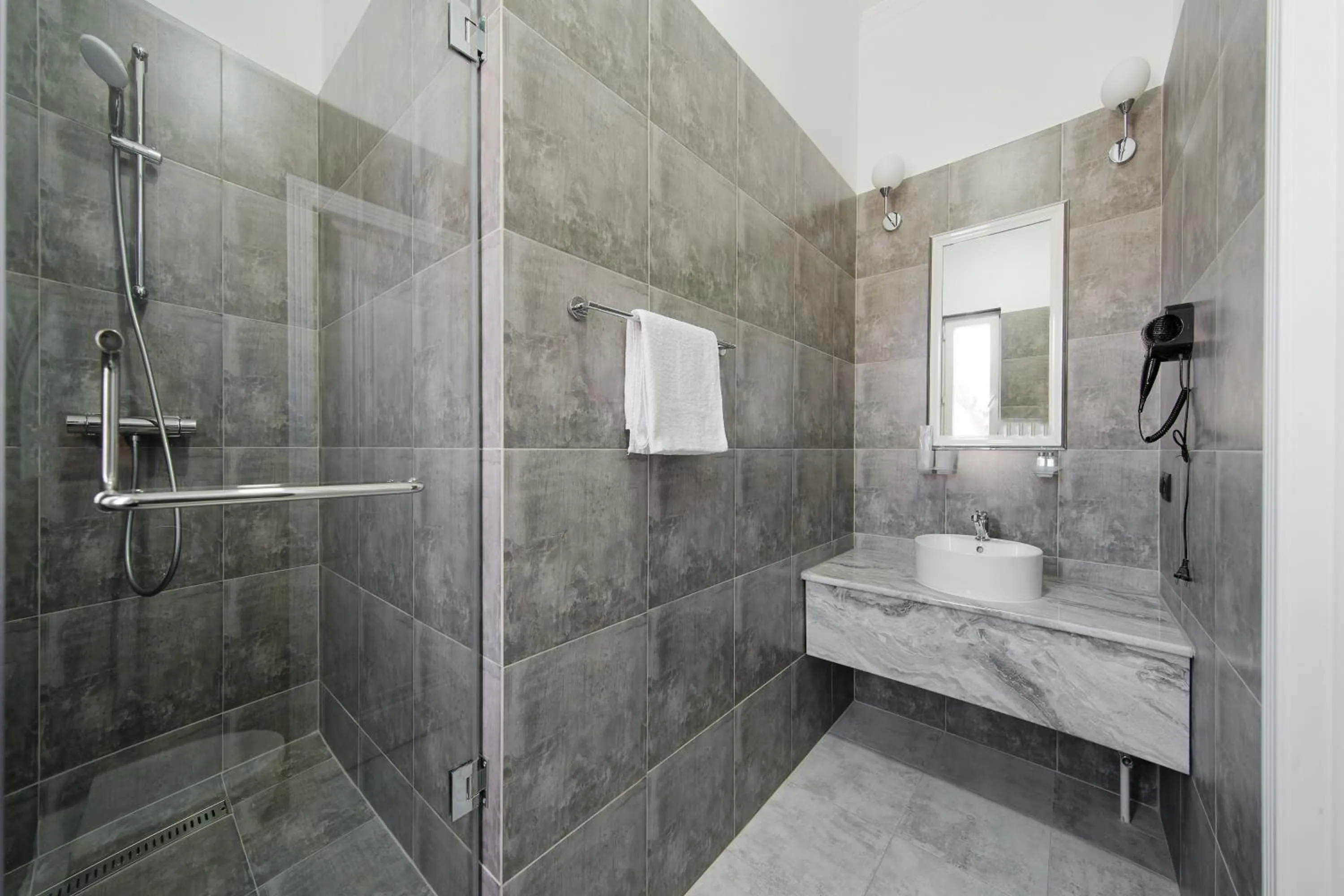 Shower in HANNAH INN - ex HELLO INN