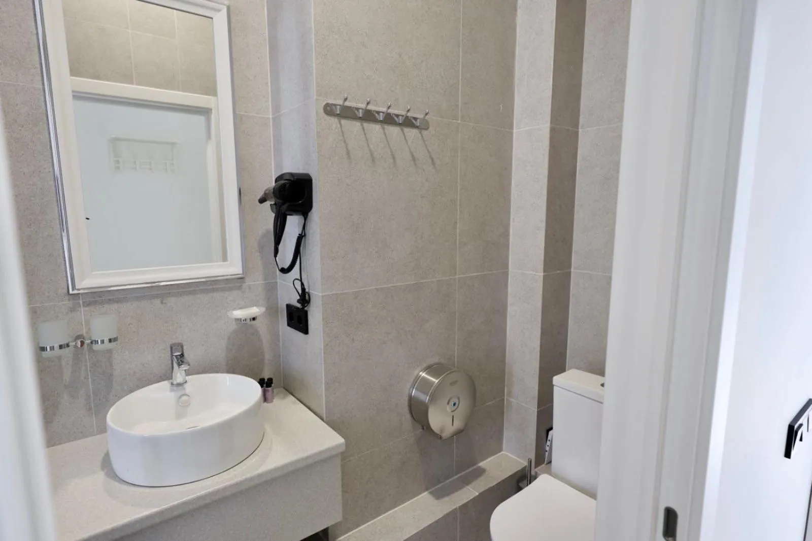 Shower in HANNAH INN - ex HELLO INN