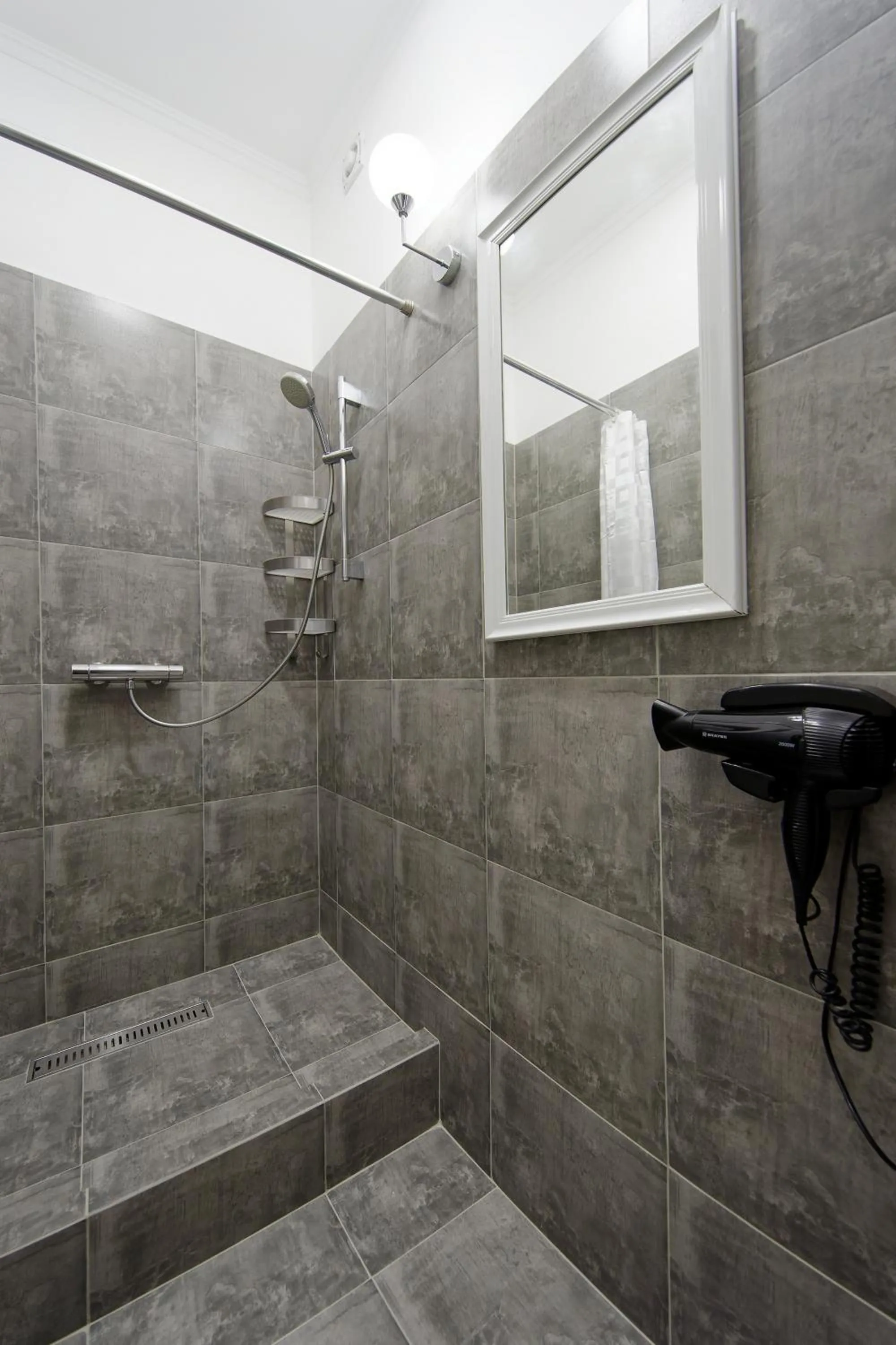 Shower in HANNAH INN - ex HELLO INN