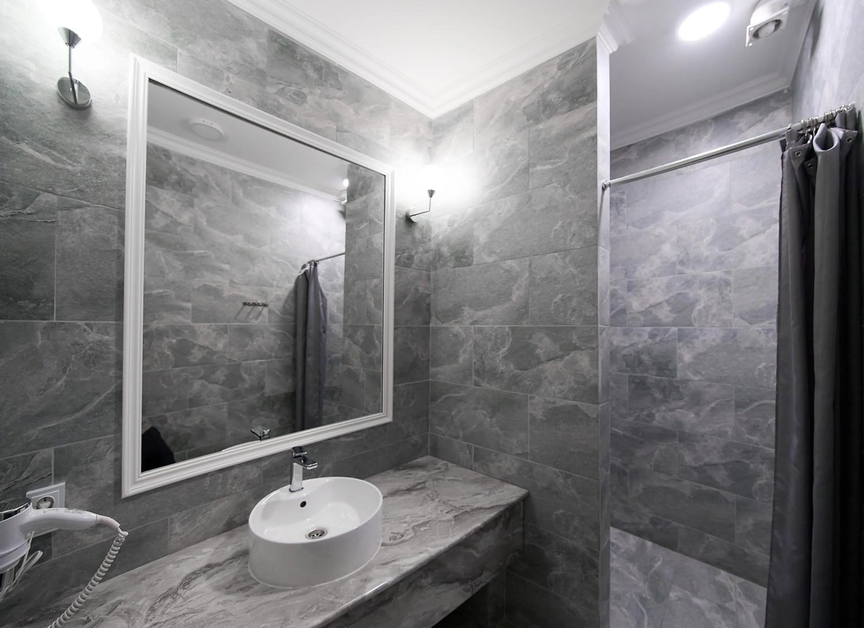 Shower in HANNAH INN - ex HELLO INN