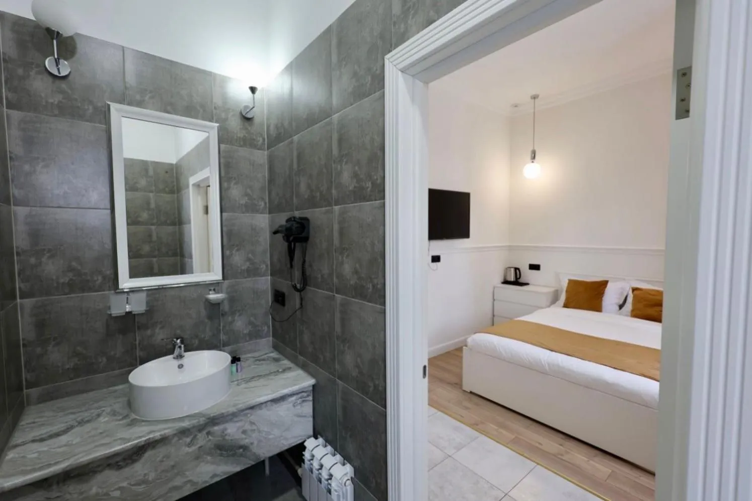 Bathroom, Bed in HANNAH INN - ex HELLO INN