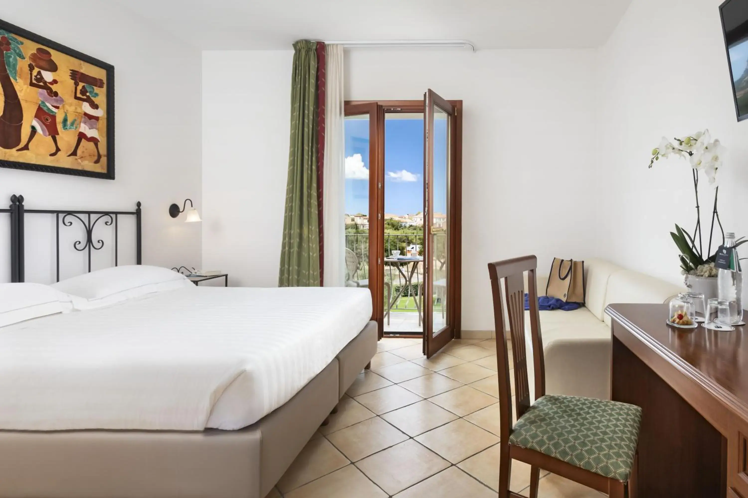 Standard Triple Room with Sea View in Blu Hotel Morisco Standard Triple Room with Sea View in Blu Hotel Morisco