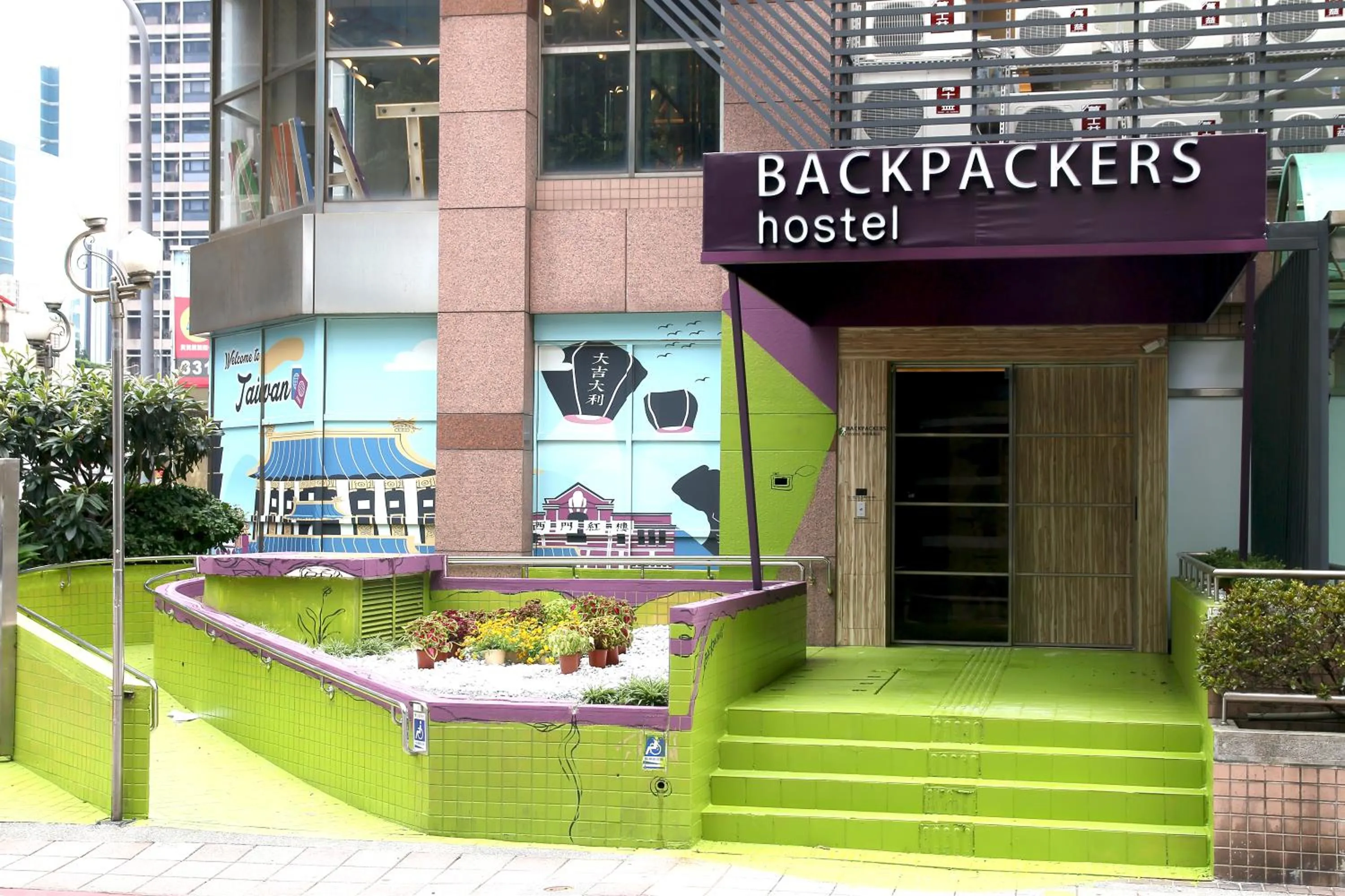 Property building in Backpackers Hostel - Taipei Changchun