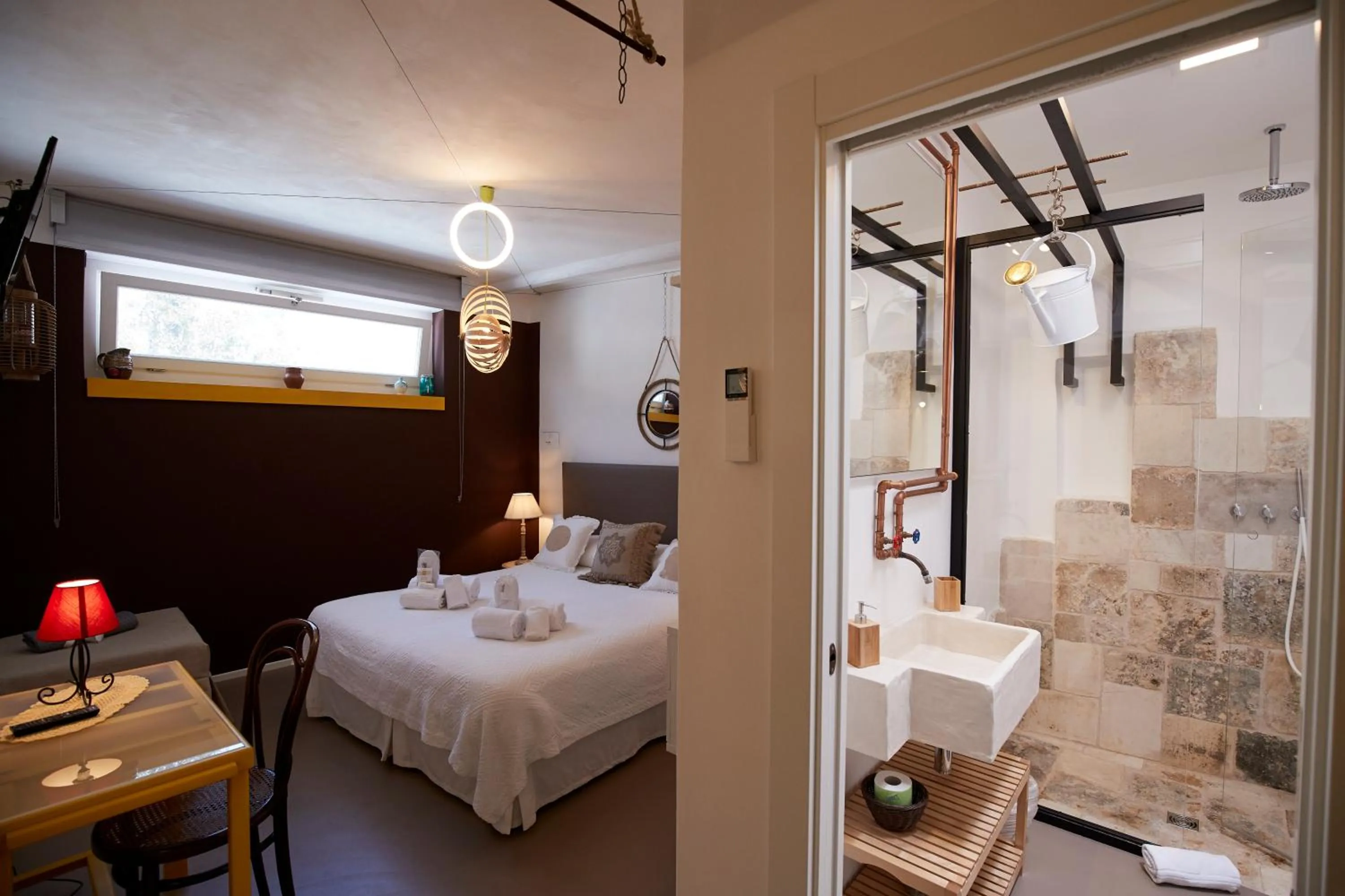 Shower, Bed in Echi di Puglia