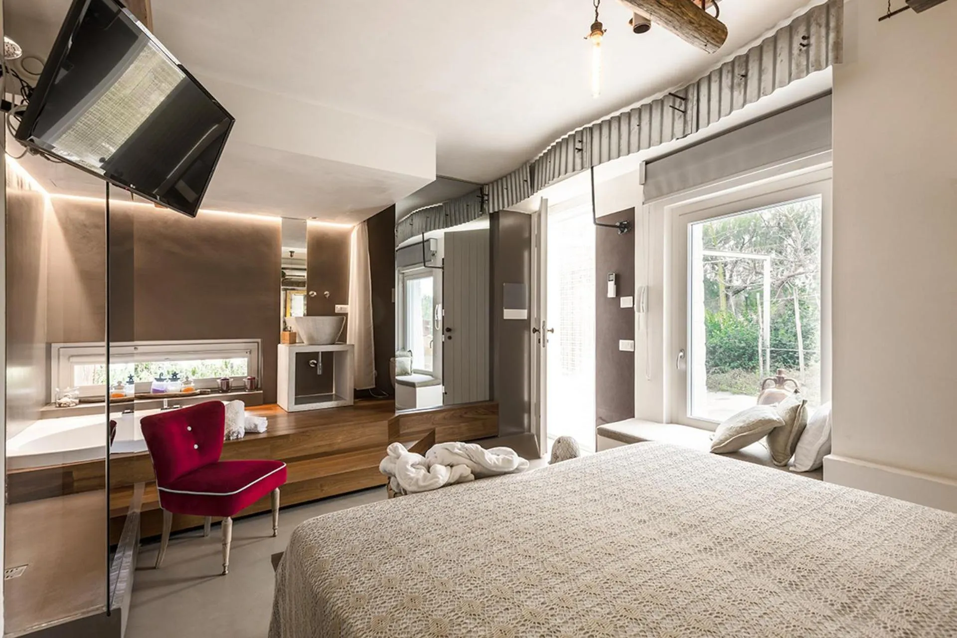 Hot Tub, Bed in Echi di Puglia