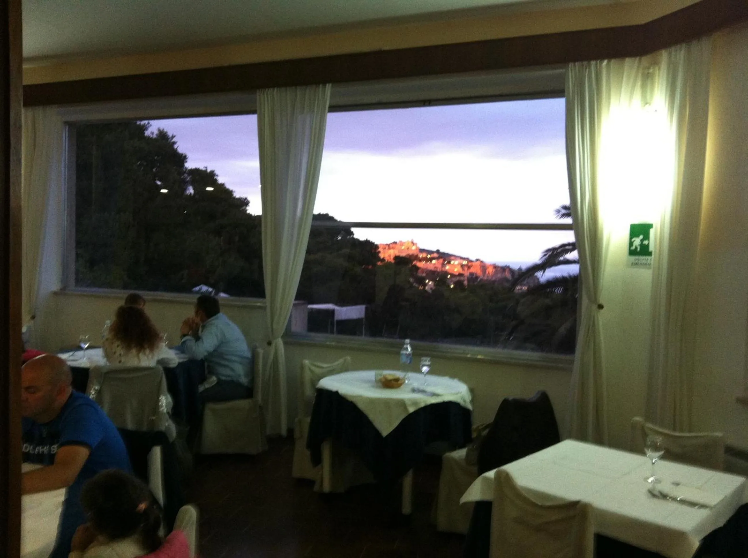 Restaurant/places to eat in Hotel Eden