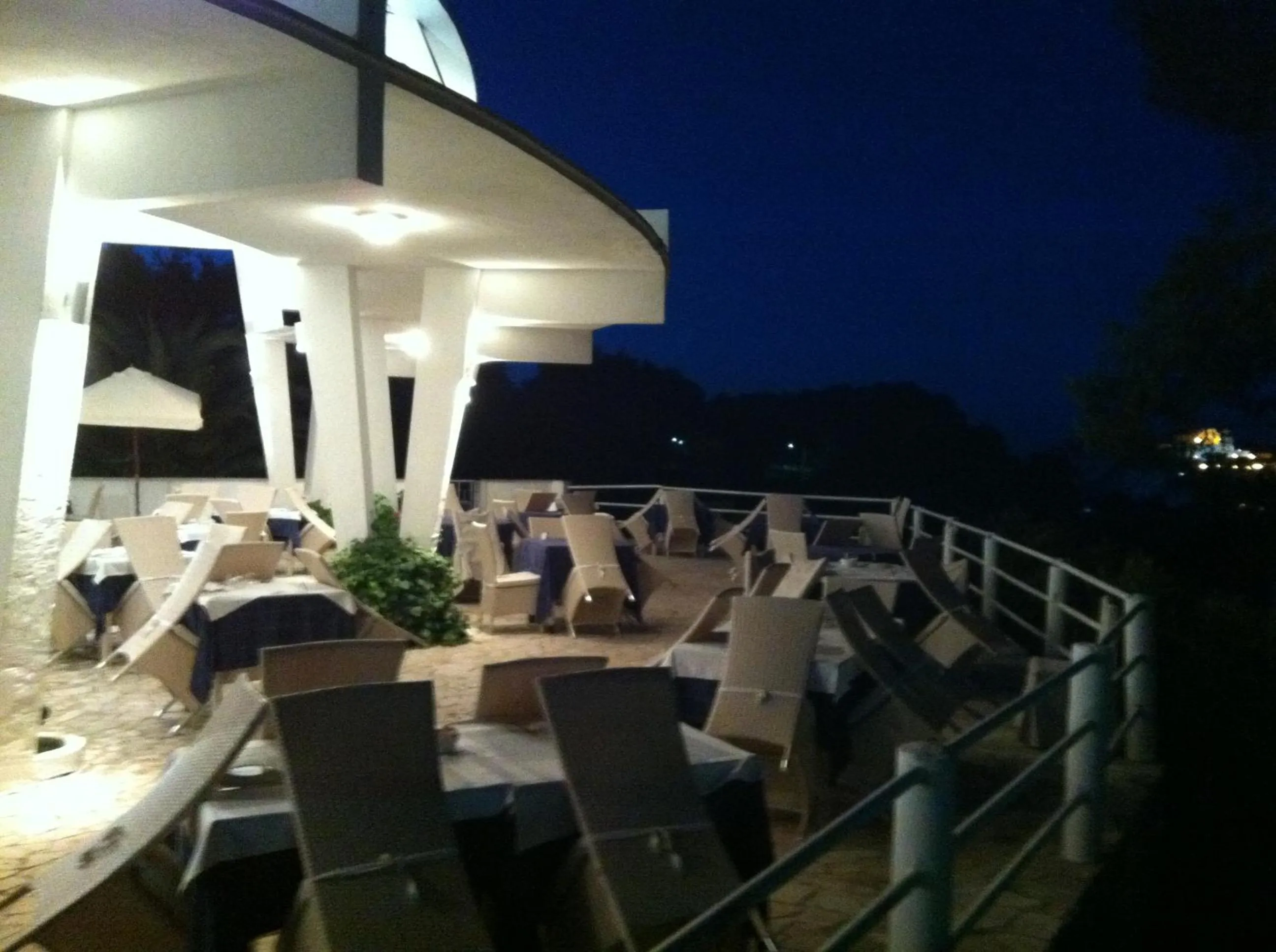 Restaurant/places to eat in Hotel Eden