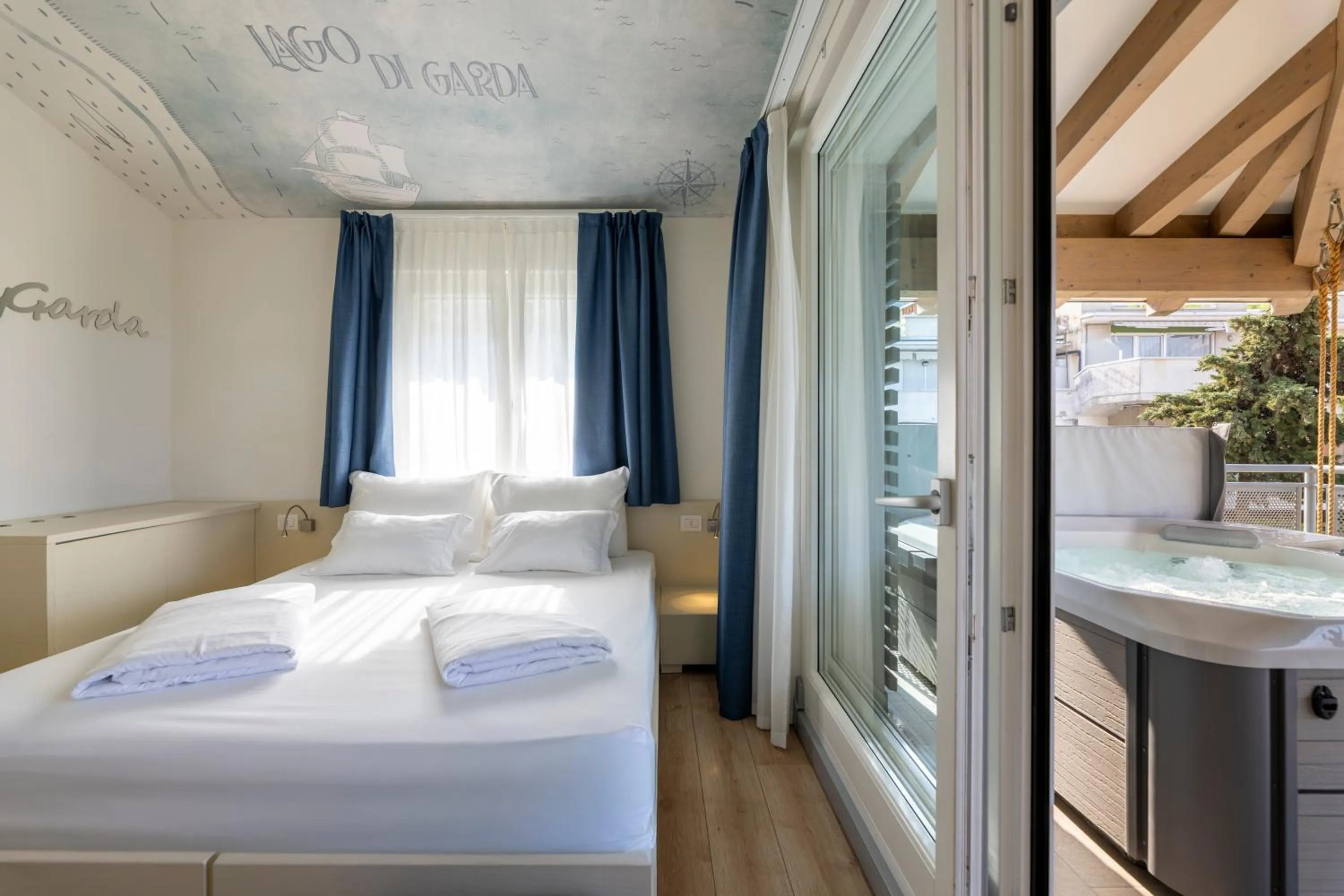 Photo of the whole room, Bed in SeeLE Garda Hotel