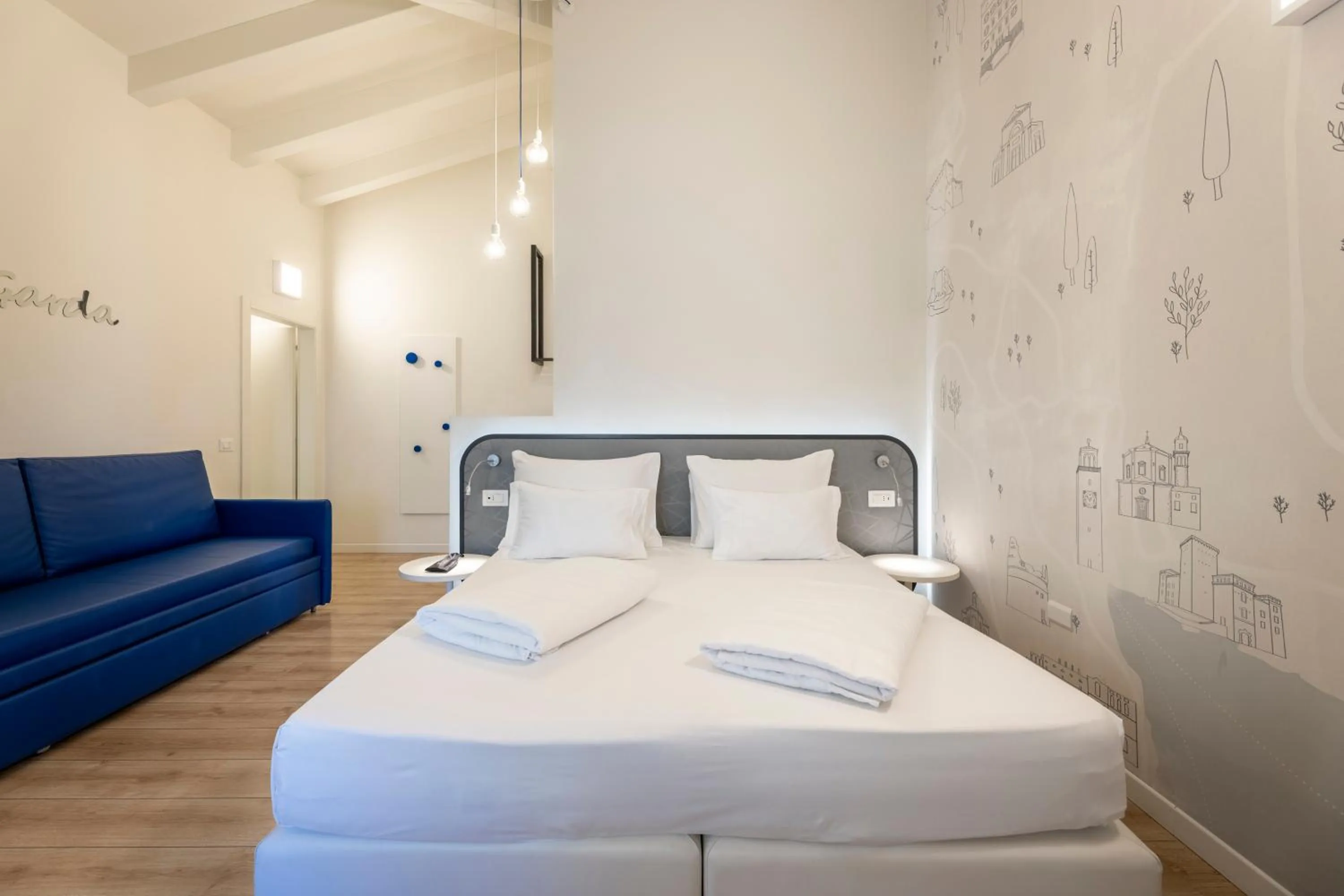 Photo of the whole room, Bed in SeeLE Garda Hotel