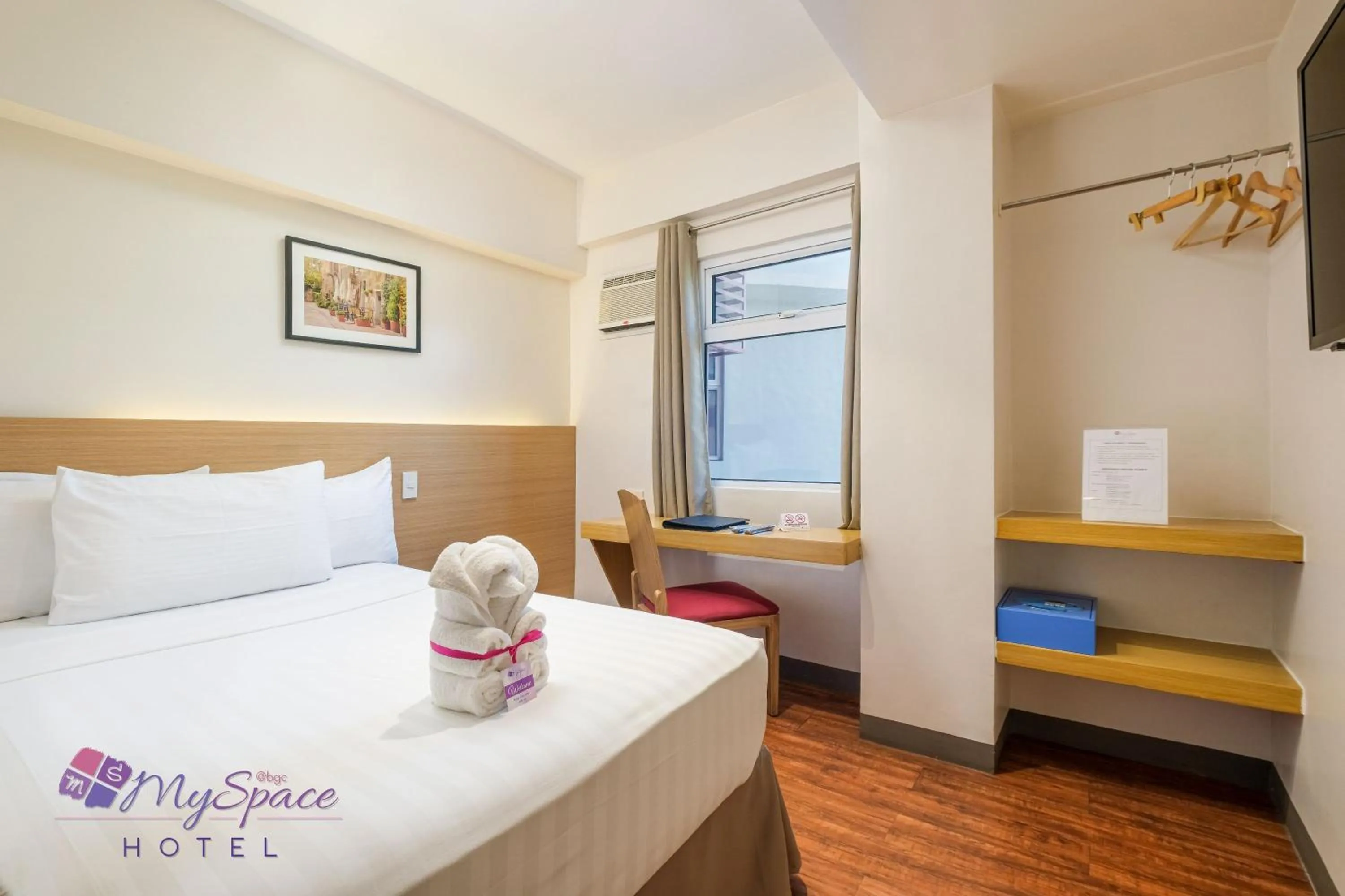 Photo of the whole room, Bed in MySpace Hotel @BGC