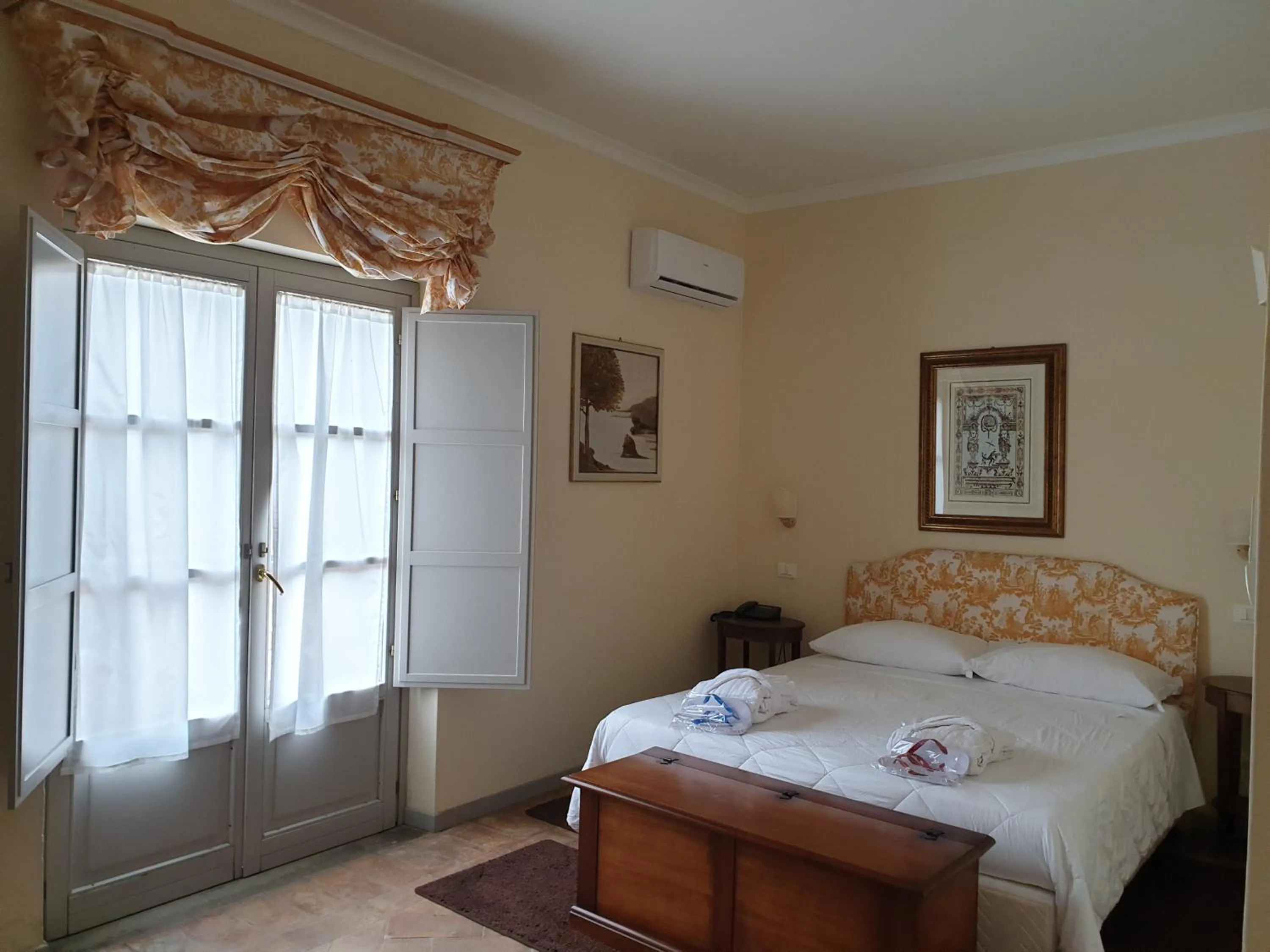 Photo of the whole room, Bed in Hotel Terme di Stigliano