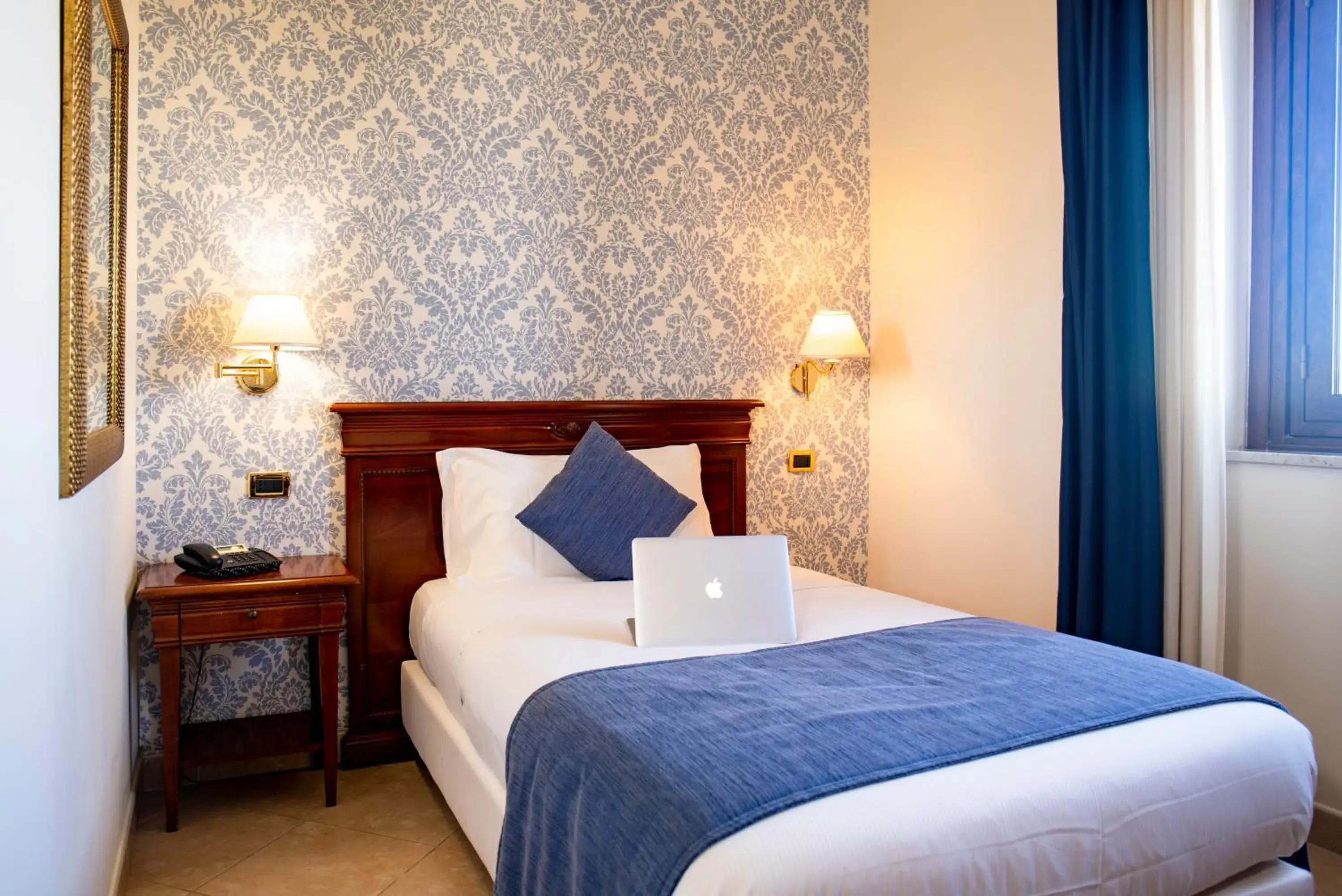 Business Single Room with French Bed in Relais Villa Giuliana Business Single Room with French Bed in Relais Villa Giuliana