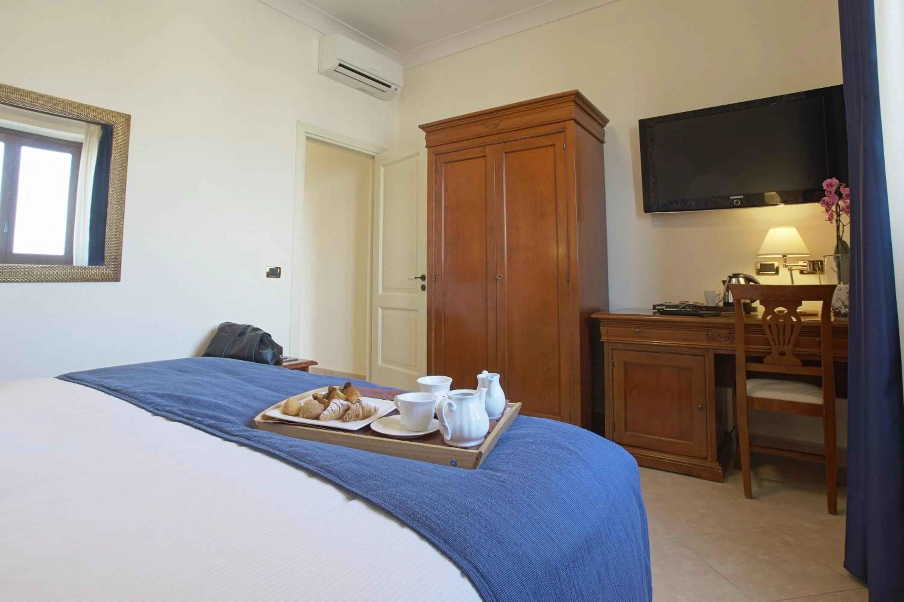 Photo of the whole room, Bed in Relais Villa Giuliana