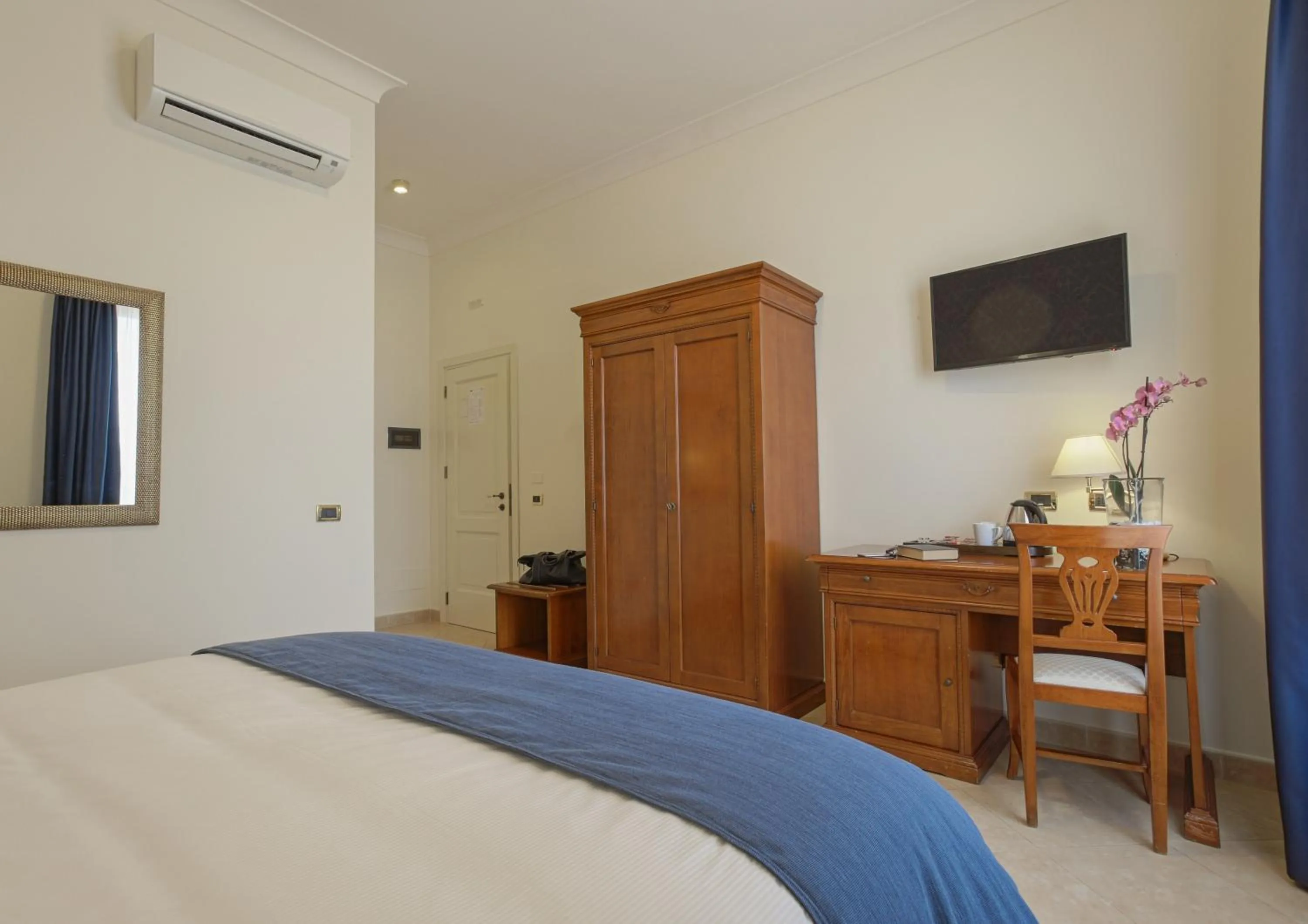 Photo of the whole room, Bed in Relais Villa Giuliana