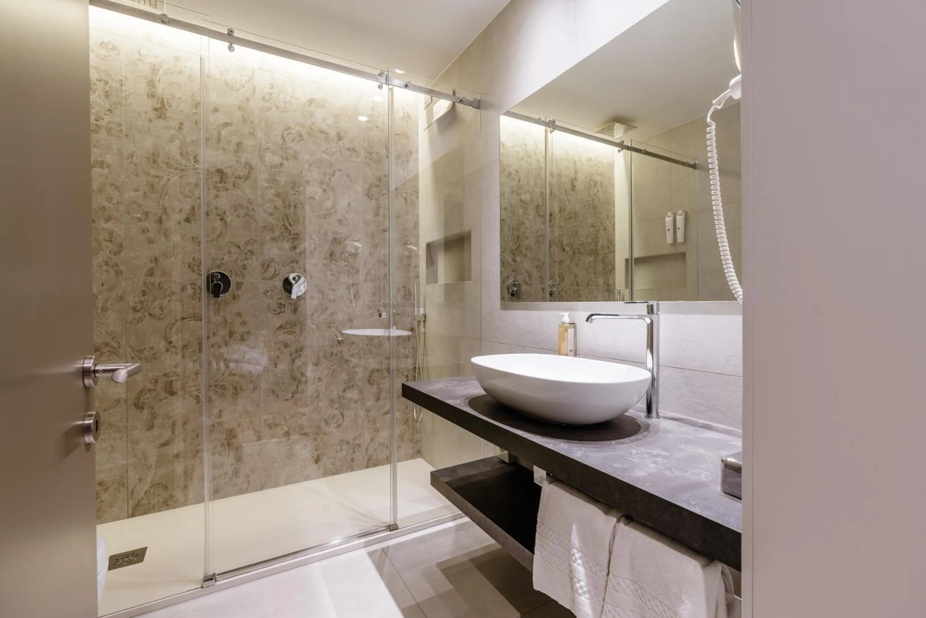 Shower in Hotel Monte Baldo e Villa Acquarone